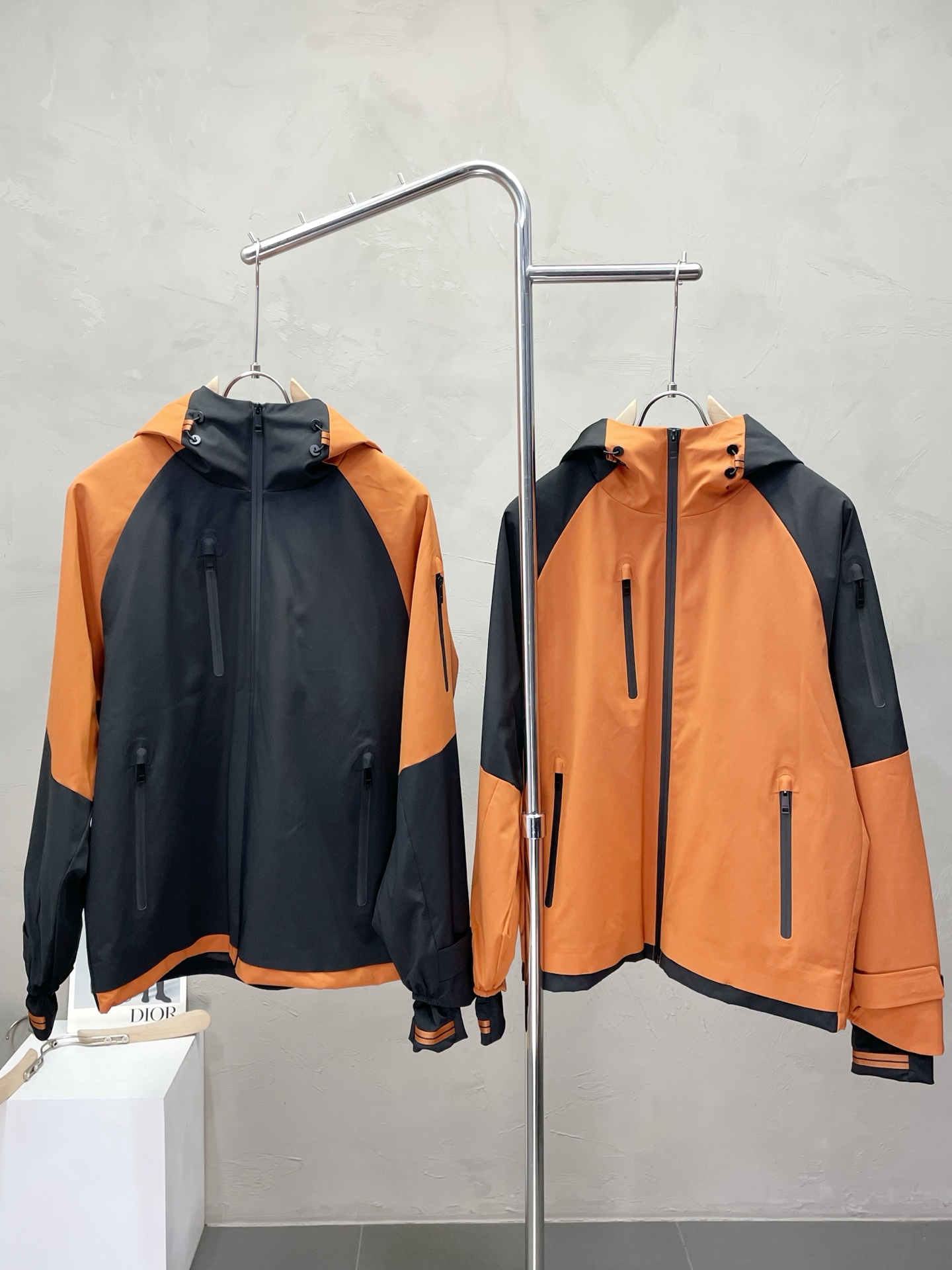 NO:516938,.ZEGNA exclusively offers the latest fashionable hooded jackets. A jacket with a classic design and great appearance. The quality is even more unscrupulous. You can buy it directly. You can't get it wrong! Through the detailed pictures, you can feel its powerful aura, and the warm-concentration effect is significant, so you don’t have to worry about the chill at all! It is both fashionable and functional, and the whole style looks more luxurious and elegant! Size M-3XL, zegna, jackets & coats, jackets & coats, hats, alexander wang19860909.ZEGNA杰尼亚独家专供最新时尚连帽夹克 经典设计感与颜值爆棚的外套,品质更是无法挑剔品控可以直接入手,不容过错的高端臻品！通过细节图片便可感受到它强悍的气场,聚温保暖效果显著,完全不用担心会有一点寒意！时尚与功能性兼备,整款显得更加的奢华大气！ 尺码M-3XL,,zegna,jackets & coats,jackets & coats,hats,alexander wang,Men's clothing