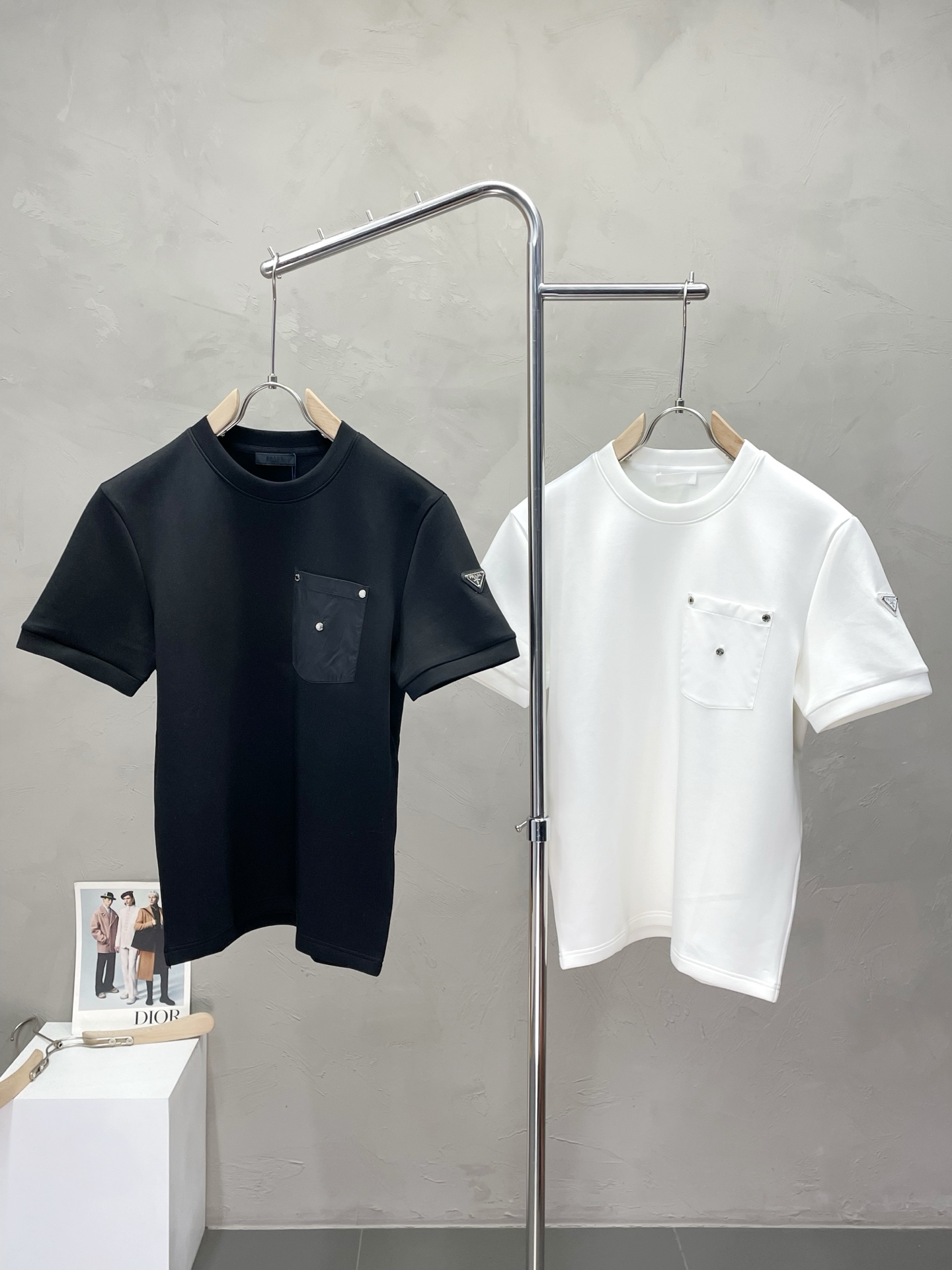 NO:516895,.Prada exclusively offers new original single men's casual short sleeves, high-end customization, high-end version, fashionable and versatile imported fabric, super soft and delicate, skin-friendly and comfortable to wear, high-end boutique, OEM, fine production, very good for the upper body, men's essential items, three standards, M-3XL,,prada,prada,T-shirt,alexander wang19860909.Prada普拉达独家专供新款原单男士休闲短袖 高端定制 高端版本 时尚百搭爆款进口面料 手感超柔软细腻 穿着亲肤舒适 高端精品 代工厂精细做上身非常赞 男士必备单品 三标齐全 码数M-3XL,,prada,prada,T-shirt,alexander wang,Men's clothing