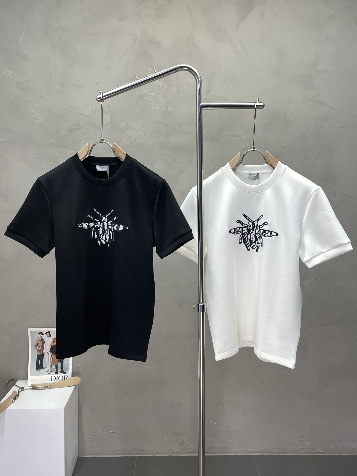 NO:516889,.Dior exclusively offers new original single men's casual short sleeves, high-end customization, high-end version, fashionable and versatile imported fabric, super soft and delicate, skin-friendly and comfortable to wear, high-end boutique, OEM, fine production, very good for the top body, men's essential items, three standards, M-3XL,,dior,dior,T-shirt,alexander wang19860909.Dior迪奥独家专供新款原单男士休闲短袖 高端定制 高端版本 时尚百搭爆款进口面料 手感超柔软细腻 穿着亲肤舒适 高端精品 代工厂精细做上身非常赞 男士必备单品 三标齐全 码数M-3XL,,dior,dior,T-shirt,alexander wang,Men's clothing