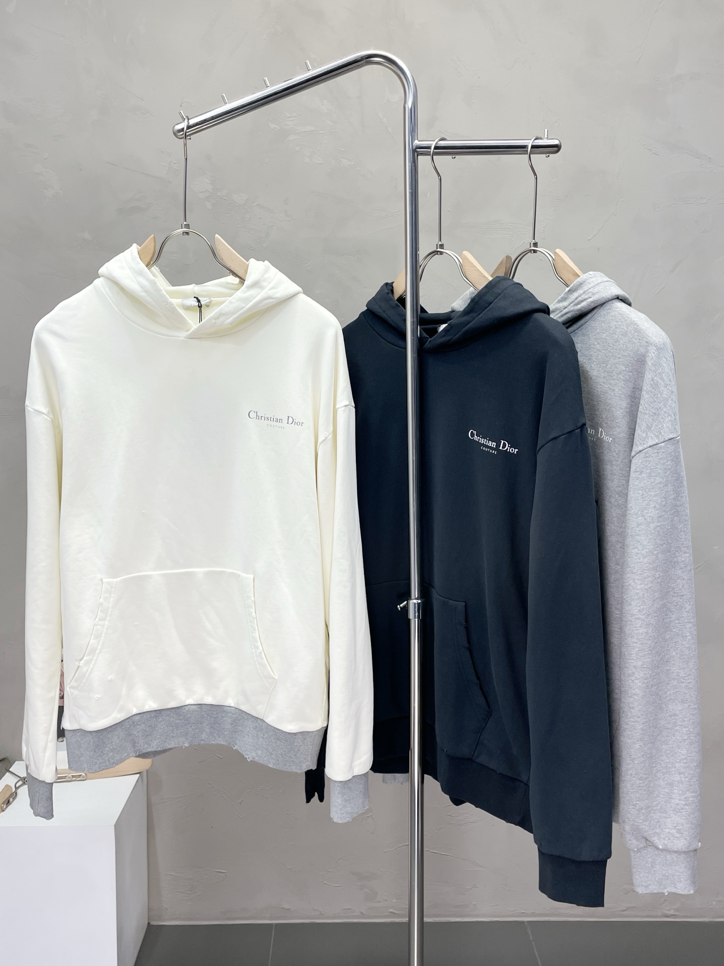 NO:516906,.Dior exclusively offers new original single men's casual hooded sweatshirts, high-end customization, high-end version, fashionable and versatile imported fabric, super soft and delicate, skin-friendly and comfortable to wear, high-end boutique, OEM, fine production, very good for the upper body, men's essential items, complete three standards, S-2XL,,dior,dior,hoodie,sweatshirts,hats,alexander wang19860909.Dior迪奥独家专供新款原单男士休闲连帽卫衣 高端定制 高端版本 时尚百搭爆款进口面料 手感超柔软细腻 穿着亲肤舒适 高端精品 代工厂精细做上身非常赞 男士必备单品 三标齐全 码数S-2XL,,dior,dior,hoodie,sweatshirts,hats,alexander wang,Men's clothing