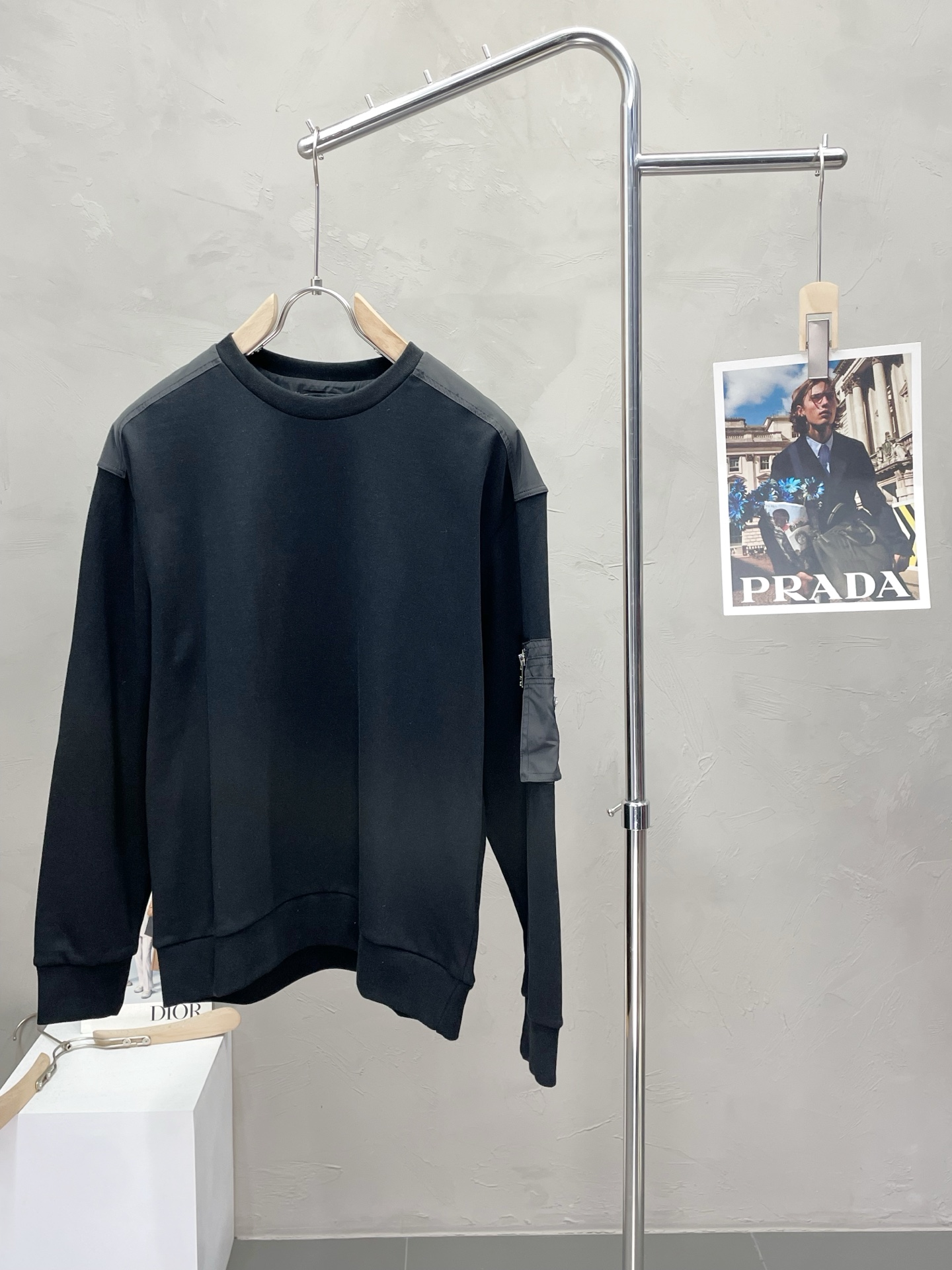 NO:516884,.Prada exclusively offers new original single men's casual pullover sweatshirts. High-end customization. High-end version. Fashionable and versatile imported fabrics. Super soft and delicate touch. Skin-friendly and comfortable to wear. High-end boutique. OEM is very good. The finest production of the upper body is very good. Men's must-have items. Complete three standards. S-2XL,,prada,prada,hoodie,sweatshirts,alexander wang.19860909.Prada普拉达独家专供新款原单男士休闲套头卫衣 高端定制 高端版本 时尚百搭爆款进口面料 手感超柔软细腻 穿着亲肤舒适 高端精品 代工厂精细做上身非常赞 男士必备单品 三标齐全 码数S-2XL,,prada,prada,hoodie,sweatshirts,alexander wang,Men's clothing
