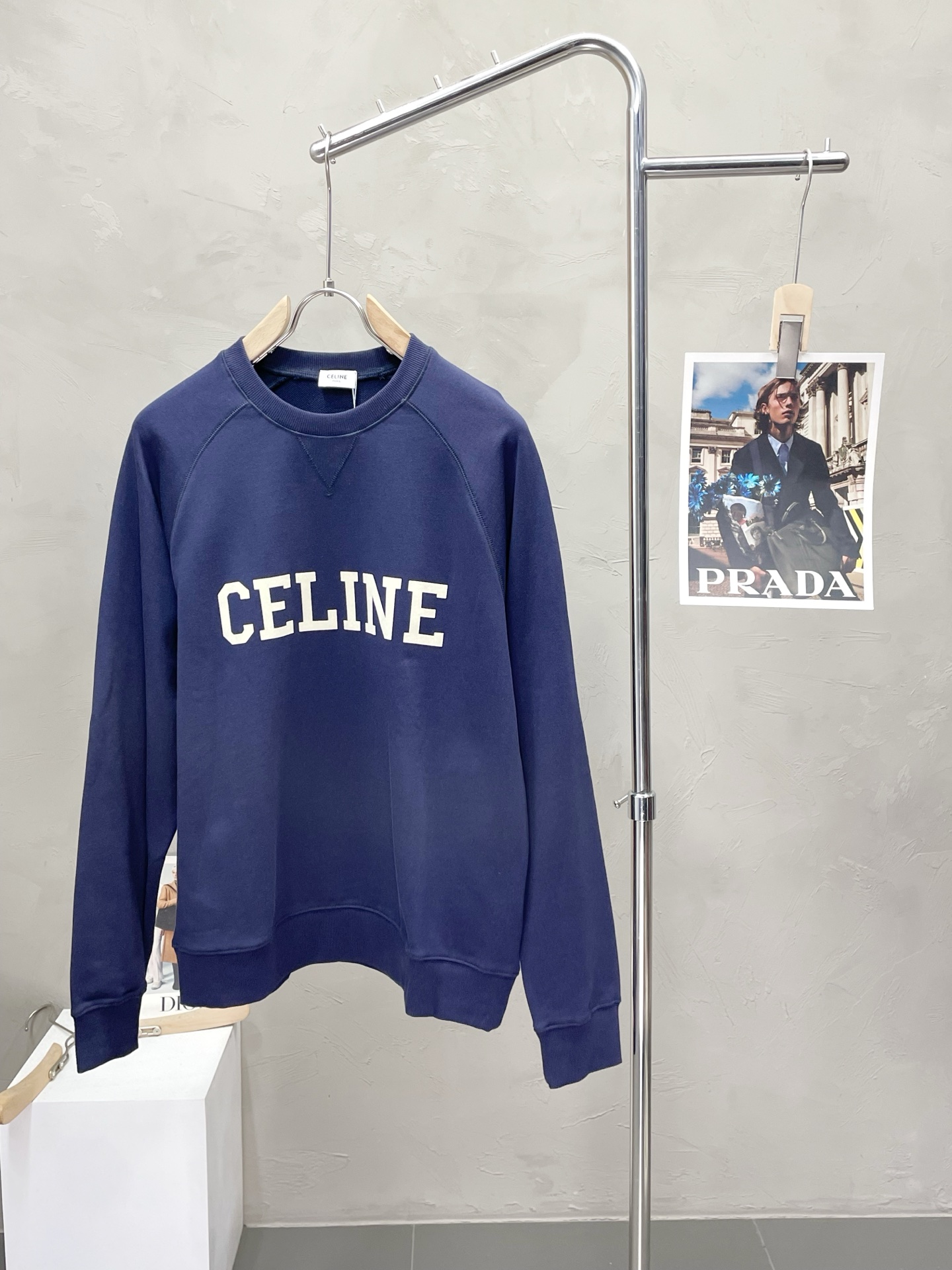 NO:516902,.CELINE exclusively offers new original single men's casual pullover sweatshirts. High-end customization. High-end version. Fashionable and versatile imported fabric. Super soft and delicate touch. Comfortable skin-friendly and comfortable to wear. High-end boutique. OEM is very good at making the upper body. Must have men's essential items. Three standards are complete. S-2XL, celine, celine, hoodie, sweatshirts, alexander wang.19860909.CELINE赛琳独家专供新款原单男士休闲套头卫衣 高端定制 高端版本 时尚百搭爆款进口面料 手感超柔软细腻 穿着亲肤舒适 高端精品 代工厂精细做上身非常赞 男士必备单品 三标齐全 码数S-2XL,,celine,celine,hoodie,sweatshirts,alexander wang,Men's clothing