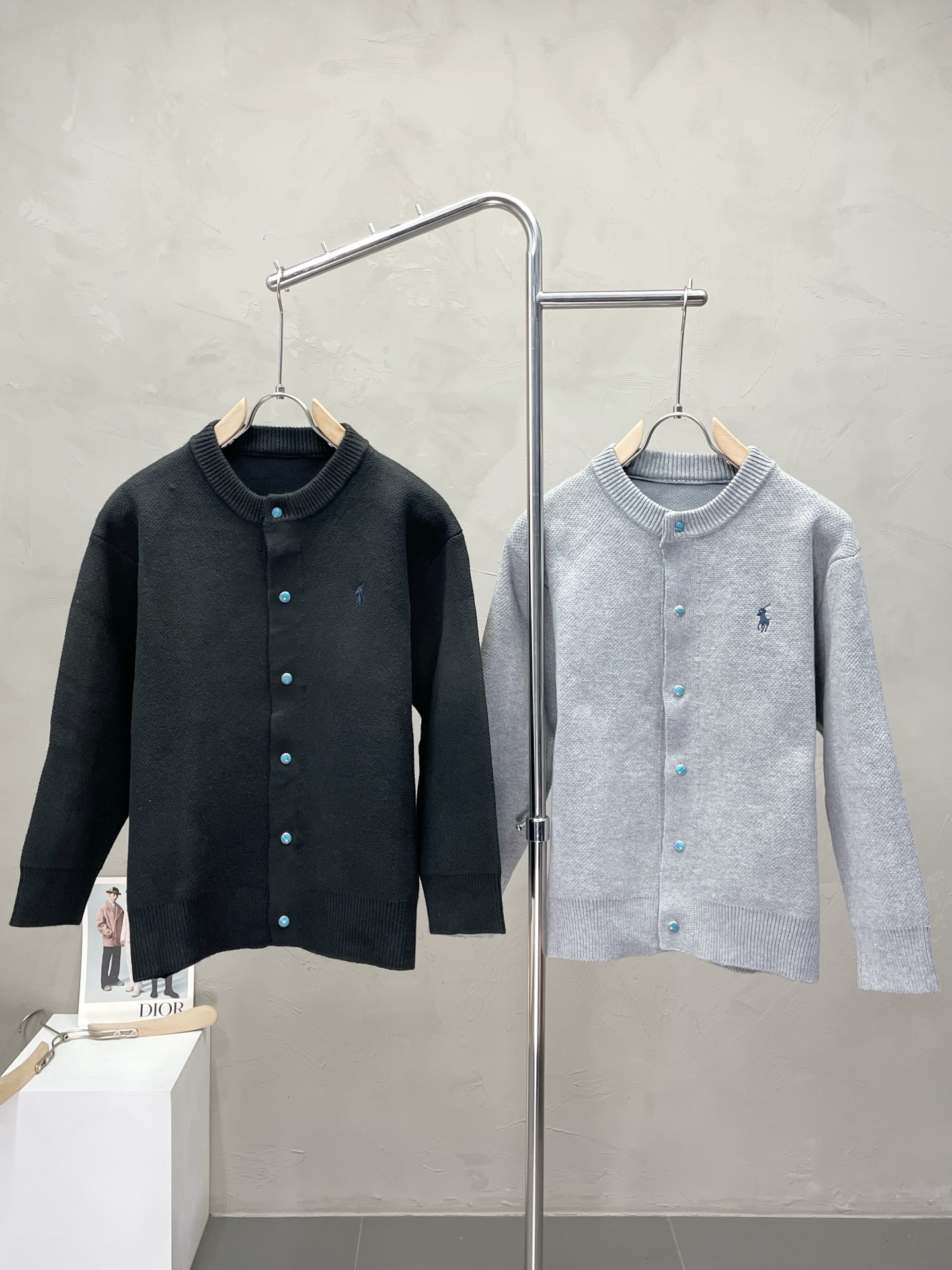 NO:516907,.Ralph Lauren exclusively offers the latest fashionable autumn and winter sweater jackets, the same style for men and women. The classic design and appearance of jackets, the quality is even more unscrupulous. You can buy them directly. You can’t get it wrong! Through the detailed pictures, you can feel its powerful aura, and the warm-concentration effect is significant, so you don’t have to worry about the chill at all! It is both fashionable and functional, and the whole style looks more luxurious and elegant! Size M-3XL, loro piana, jackets & coats, sweaters, alexander wang19860909.Ralph Lauren拉夫劳伦独家专供最新时尚秋冬毛衣外套 男女同款 经典设计感与颜值爆棚的外套,品质更是无法挑剔品控可以直接入手,不容过错的高端臻品！通过细节图片便可感受到它强悍的气场,聚温保暖效果显著,完全不用担心会有一点寒意！时尚与功能性兼备,整款显得更加的奢华大气！ 尺码M-3XL,,loro piana,jackets & coats,sweaters,alexander wang,Men's clothing