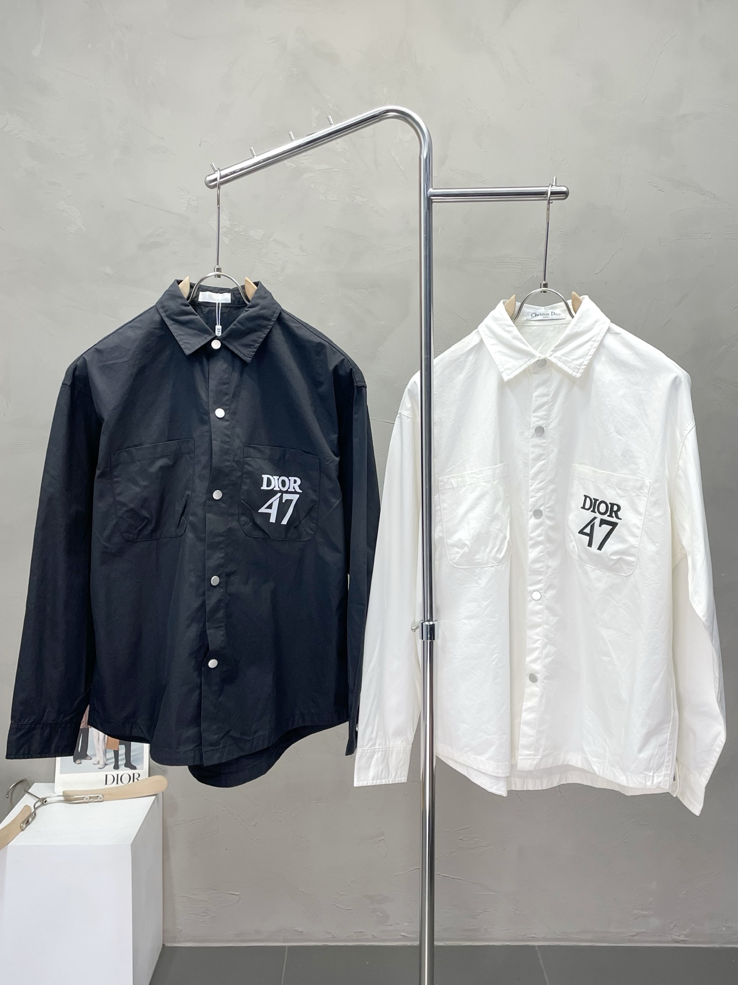 NO:516903,.Dior exclusively offers new original single men's casual shirts, high-end customization, high-end version, fashionable and versatile imported fabrics, super soft and delicate, skin-friendly and comfortable to wear, high-end boutique, OEM, fine-made top body, very good, men's essential items, three standards, S-XL,,dior,dior,shirts,alexander wang19860909.Dior迪奥独家专供新款原单男士休闲衬衫 高端定制 高端版本 时尚百搭爆款进口面料 手感超柔软细腻 穿着亲肤舒适 高端精品 代工厂精细做上身非常赞 男士必备单品 三标齐全 码数S-XL,,dior,dior,shirts,alexander wang,Men's clothing