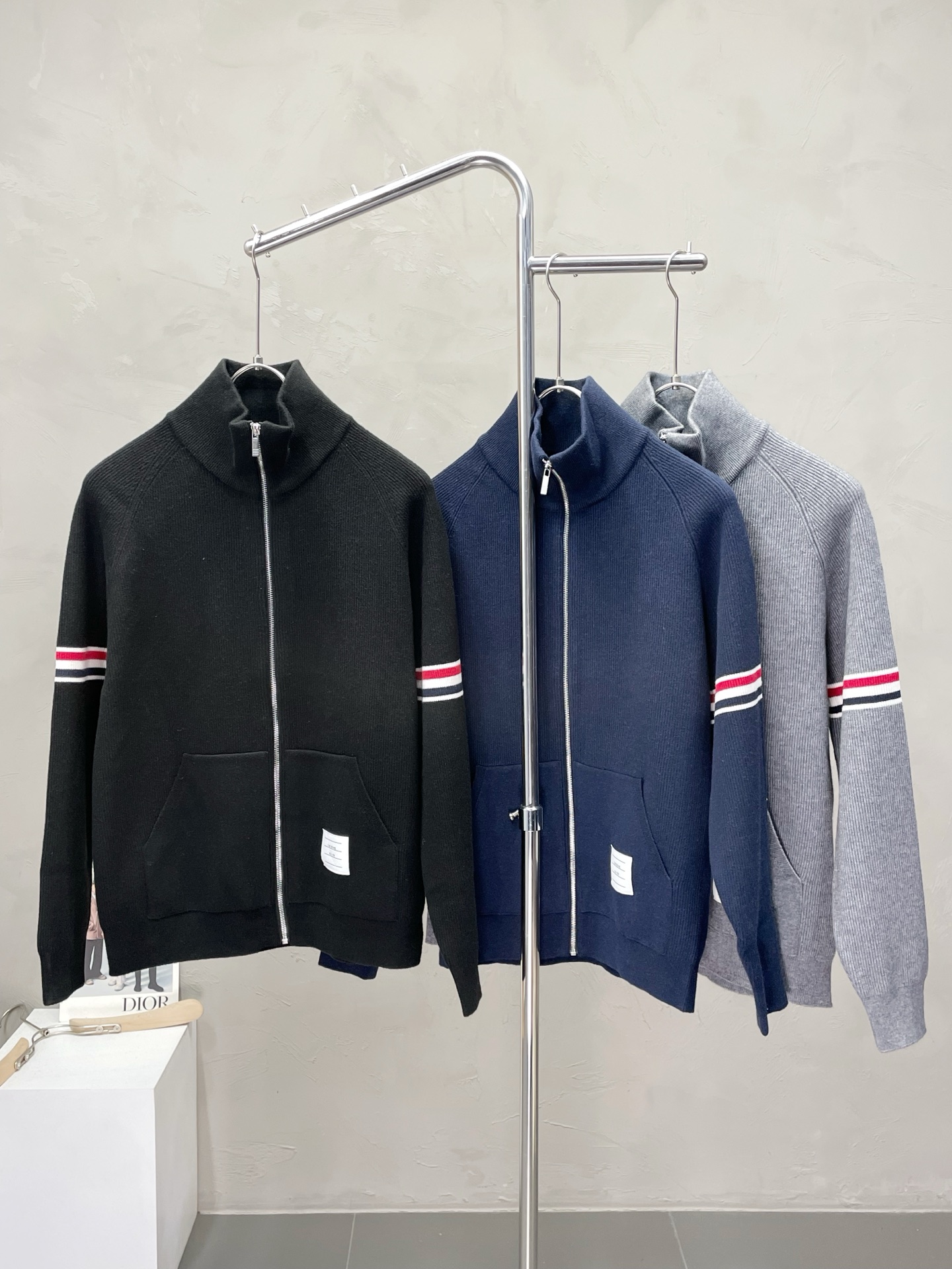 NO:516911,.Thom Browne Tom Brown exclusively offers the new original single men's casual sweater jacket. Breathable and comfortable, high-end customization, high-end version, fashionable and versatile imported fabric, super soft and delicate, skin-friendly and comfortable to wear, high-end boutique, OEM, fine-made, very good for the upper body, men's essential items, three standards, M-3XL (small),,thom brown, jackets & coats, sweaters, alexander wang19860909.Thom Browne汤姆布朗独家专供新款原单男士休闲毛衣外套.透气舒适 高端定制 高版本 时尚百搭爆款进口面料 手感超柔软细腻 穿着亲肤舒适 高端精品 代工厂精细做上身非常赞 男士必备单品 三标齐全 码数M-3XL（偏小）,,thom browne,jackets & coats,sweaters,alexander wang,Men's clothing