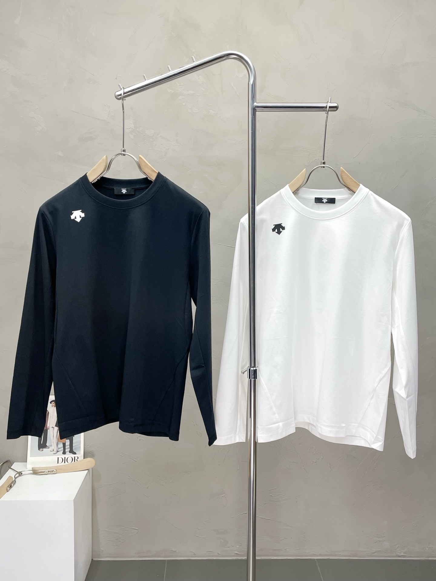 NO:516878,.DESCENTE exclusively offers new original single men's casual long-sleeved base shirt, high-end customization, high-end version, fashionable and versatile imported fabric, super soft and delicate, skin-friendly and comfortable to wear, high-end boutique, OEM, fine-made top body, very good, men's essential items, complete three standards, M-3XL,,alexander wang19860909.DESCENTE迪桑特独家专供新款原单男士休闲长袖 打底衫 高端定制 高端版本 时尚百搭爆款进口面料 手感超柔软细腻 穿着亲肤舒适 高端精品 代工厂精细做上身非常赞 男士必备单品 三标齐全 码数M-3XL,,alexander wang,Men's clothing