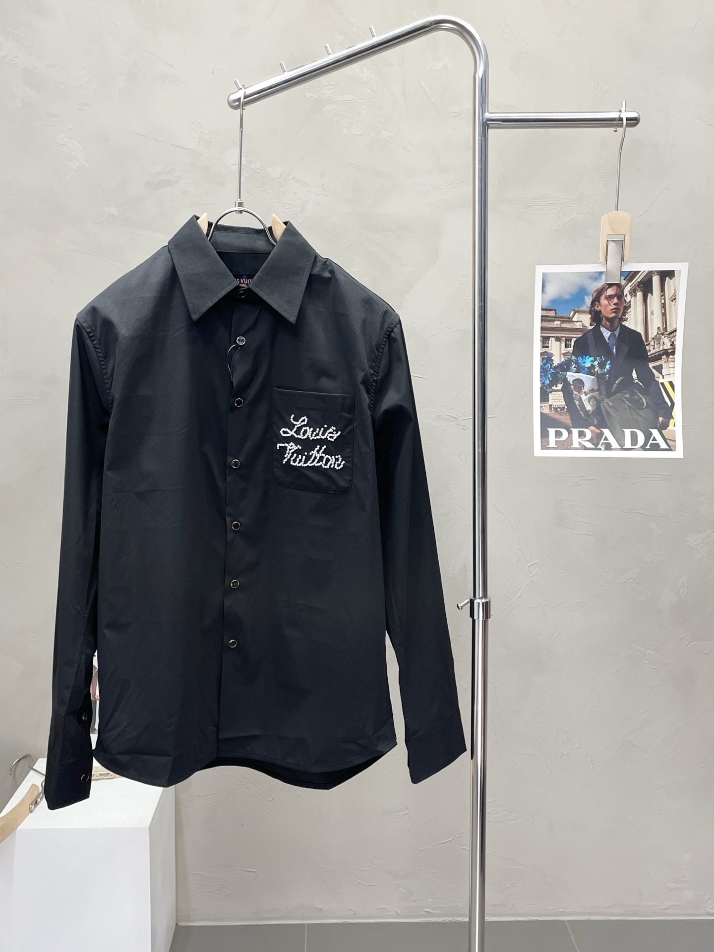 NO:519178,.Louis Vuitton exclusively offers new original single men's casual shirts. High-end customization. High-end version. Fashionable and versatile imported fabrics. Super soft and delicate touch. Comfortable skin-friendly and comfortable high-end quality. OEM is very good at making the upper body in fine factory. Must have men's essential items. Three standards are complete. S-XL,,louis vuitton,louis vuitton,shirts,alexander wang.19860909.Louis Vuitton路易威登独家专供新款原单男士休闲衬衫 高端定制 高端版本 时尚百搭爆款进口面料 手感超柔软细腻 穿着亲肤舒适 高端精品 代工厂精细做上身非常赞 男士必备单品 三标齐全 码数S-XL,,louis vuitton,louis vuitton,shirts,alexander wang,Men's clothing