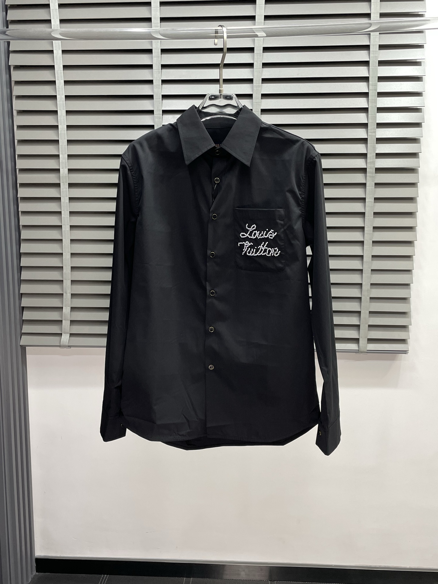 NO:516931,.Louis Vuitton exclusively offers new original single men's casual shirts. High-end customization. High-end version. Fashionable and versatile imported fabrics. Super soft and delicate touch. Comfortable skin-friendly and comfortable high-end quality. OEM is very good at making the upper body in fine factory. Must have men's essential items. Three standards are complete. S-XL,,louis vuitton,louis vuitton,shirts,alexander wang.19860909.Louis Vuitton路易威登独家专供新款原单男士休闲衬衫 高端定制 高端版本 时尚百搭爆款进口面料 手感超柔软细腻 穿着亲肤舒适 高端精品 代工厂精细做上身非常赞 男士必备单品 三标齐全 码数S-XL,,louis vuitton,louis vuitton,shirts,alexander wang,Men's clothing