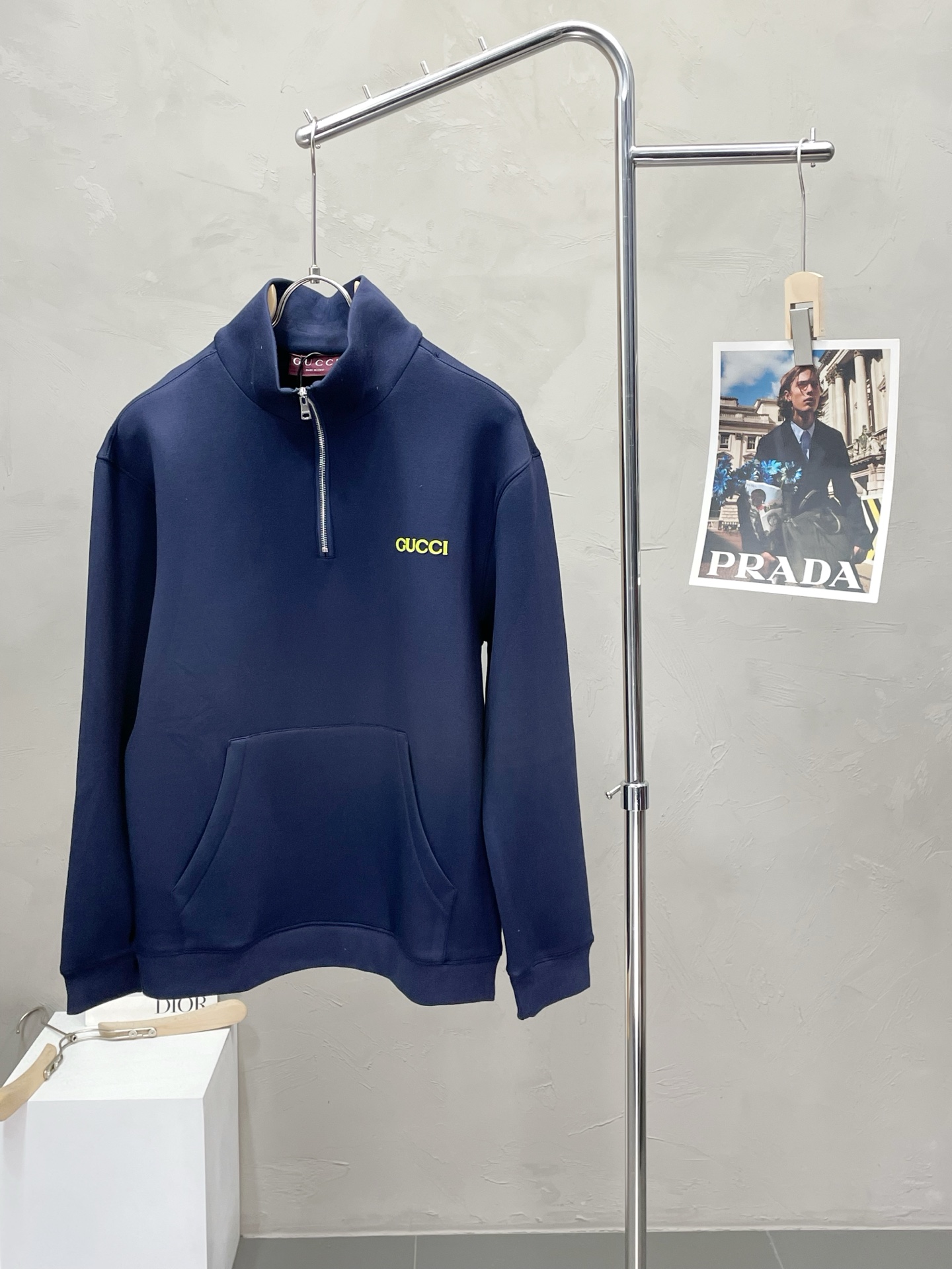 NO:519184,.Gucci exclusively provides the latest fashionable semi-zipper sweatshirts. A jacket with a classic design and great appearance. It is even more difficult to pick and quality control. You can buy it directly. You can't get it wrong! Through the detailed pictures, you can feel its powerful aura, and the warm-concentration effect is significant, so you don’t have to worry about the chill at all! It is both fashionable and functional, and the whole style looks more luxurious and elegant! Size S-XL, gucci, gucci, hoodie, sweatshirts, jackets & coats, alexander wang19860909.Gucci古驰独家专供最新时尚半拉链卫衣 经典设计感与颜值爆棚的外套,品质更是无法挑剔品控可以直接入手,不容过错的高端臻品！通过细节图片便可感受到它强悍的气场,聚温保暖效果显著,完全不用担心会有一点寒意！时尚与功能性兼备,整款显得更加的奢华大气！ 尺码S-XL,,gucci,gucci,hoodie,sweatshirts,jackets & coats,alexander wang,Men's clothing