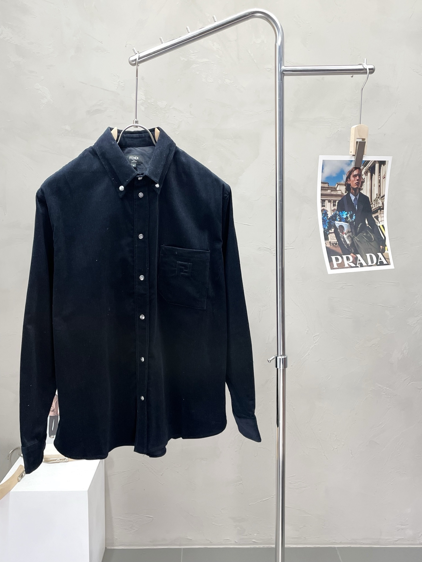 NO:519182,.FENDI exclusively offers the latest fashionable corduroy embroidered shirts. A jacket with a classic design and appearance. It is even more difficult to pick and control. You can buy it directly. You can't miss the quality! Through the detailed pictures, you can feel its powerful aura, and the warm-concentration effect is significant, so you don’t have to worry about the chill at all! It is both fashionable and functional, and the whole style looks more luxurious and elegant! Size S-XL, fendi, fendi, jackets & coats,shirts,alexander wang19860909.FENDI芬迪独家专供最新时尚灯芯绒绣花衬衫 经典设计感与颜值爆棚的外套,品质更是无法挑剔品控可以直接入手,不容过错的高端臻品！通过细节图片便可感受到它强悍的气场,聚温保暖效果显著,完全不用担心会有一点寒意！时尚与功能性兼备,整款显得更加的奢华大气！ 尺码S-XL,,fendi,fendi,jackets & coats,shirts,alexander wang,Men's clothing