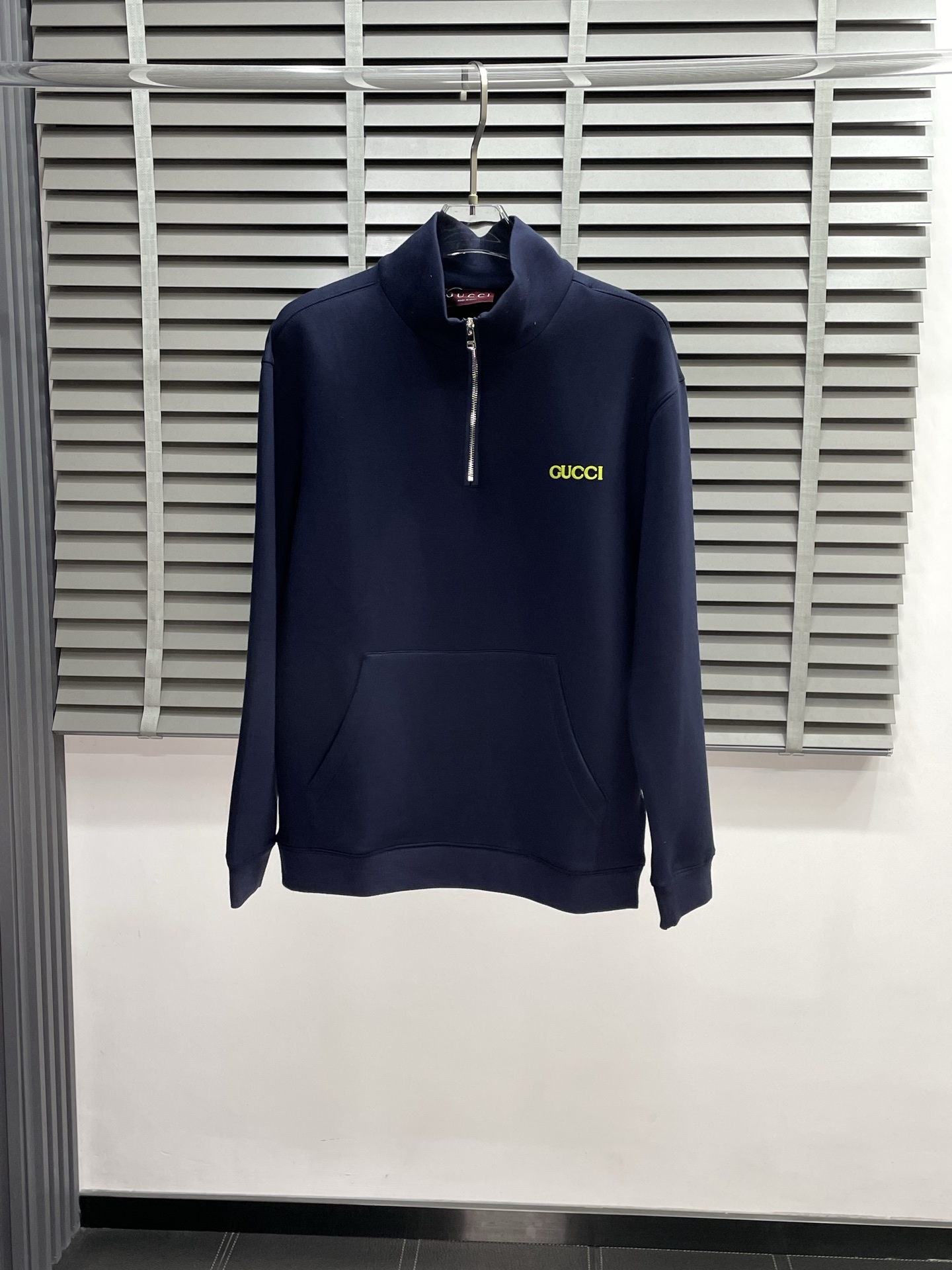 NO:516937,.Gucci exclusively provides the latest fashionable semi-zipper sweatshirts. A jacket with a classic design and great appearance. It is even more difficult to pick and quality control. You can buy it directly. You can't get it wrong! Through the detailed pictures, you can feel its powerful aura, and the warm-concentration effect is significant, so you don’t have to worry about the chill at all! It is both fashionable and functional, and the whole style looks more luxurious and elegant! Size S-XL, gucci, gucci, hoodie, sweatshirts, jackets & coats, alexander wang19860909.Gucci古驰独家专供最新时尚半拉链卫衣 经典设计感与颜值爆棚的外套,品质更是无法挑剔品控可以直接入手,不容过错的高端臻品！通过细节图片便可感受到它强悍的气场,聚温保暖效果显著,完全不用担心会有一点寒意！时尚与功能性兼备,整款显得更加的奢华大气！ 尺码S-XL,,gucci,gucci,hoodie,sweatshirts,jackets & coats,alexander wang,Men's clothing