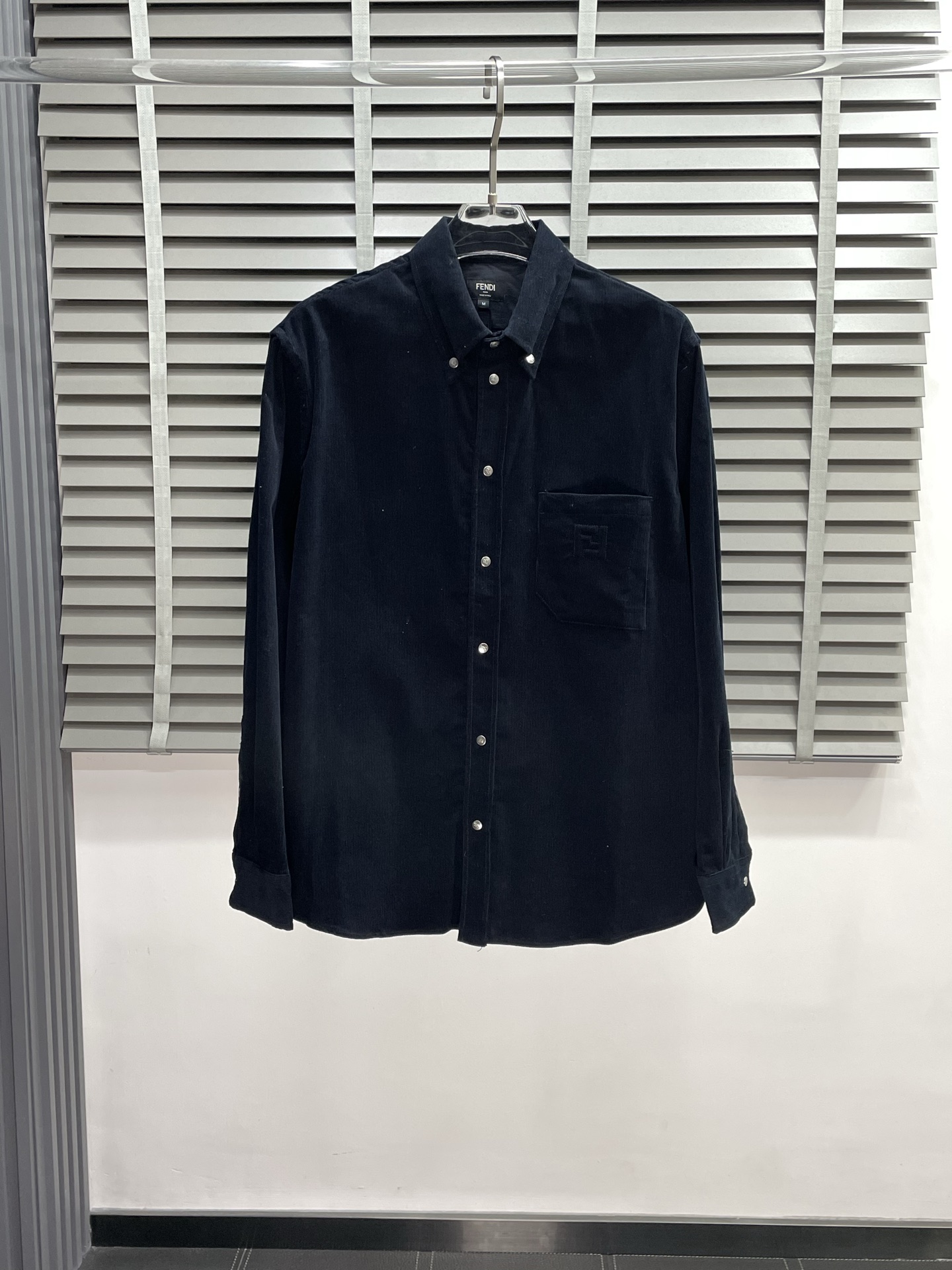 NO:516936,.FENDI exclusively offers the latest fashionable corduroy embroidered shirts. A jacket with a classic design and appearance. It is even more difficult to pick and control. You can buy it directly. You can't miss the quality! Through the detailed pictures, you can feel its powerful aura, and the warm-concentration effect is significant, so you don’t have to worry about the chill at all! It is both fashionable and functional, and the whole style looks more luxurious and elegant! Size S-XL, fendi, fendi, jackets & coats,shirts,alexander wang19860909.FENDI芬迪独家专供最新时尚灯芯绒绣花衬衫 经典设计感与颜值爆棚的外套,品质更是无法挑剔品控可以直接入手,不容过错的高端臻品！通过细节图片便可感受到它强悍的气场,聚温保暖效果显著,完全不用担心会有一点寒意！时尚与功能性兼备,整款显得更加的奢华大气！ 尺码S-XL,,fendi,fendi,jackets & coats,shirts,alexander wang,Men's clothing