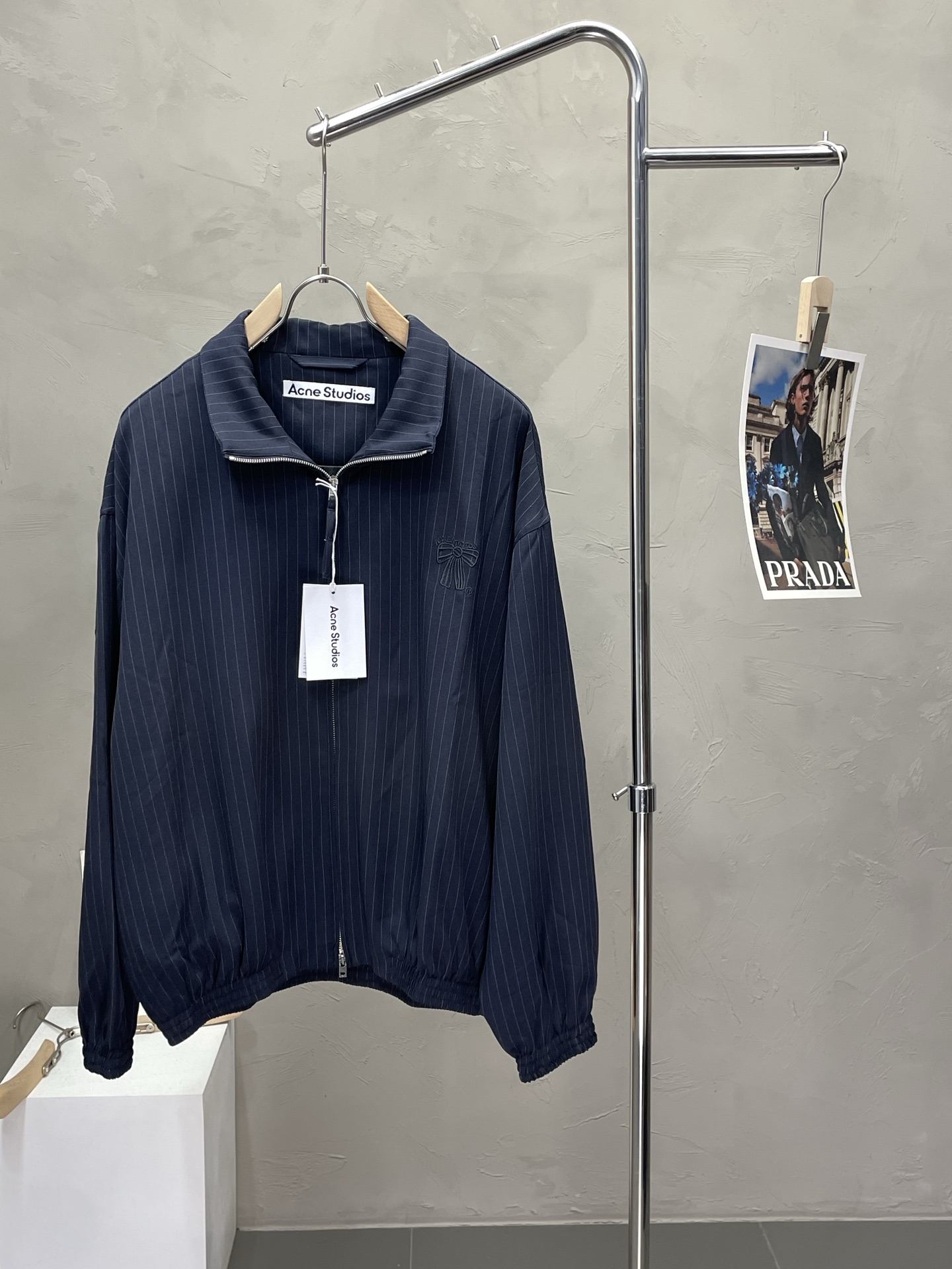 NO:519186,.Acne Studios exclusively offers the latest fashionable embroidered striped zipper jackets. A jacket with a classic design and appearance. The quality is even more unscrupulous. You can buy it directly. You can't get it wrong! Through the detailed pictures, you can feel its powerful aura, and the warm-concentration effect is significant, so you don’t have to worry about the chill at all! It is both fashionable and functional, and the whole style looks more luxurious and elegant! Size 46-52, acne studios,dior,jackets & coats,jackets & coats,alexander wang19860909.Acne Studios独家专供最新时尚刺绣条纹拉链夹克 经典设计感与颜值爆棚的外套,品质更是无法挑剔品控可以直接入手,不容过错的高端臻品！通过细节图片便可感受到它强悍的气场,聚温保暖效果显著,完全不用担心会有一点寒意！时尚与功能性兼备,整款显得更加的奢华大气！ 尺码46-52,,acne studios,dior,jackets & coats,jackets & coats,alexander wang,Men's clothing