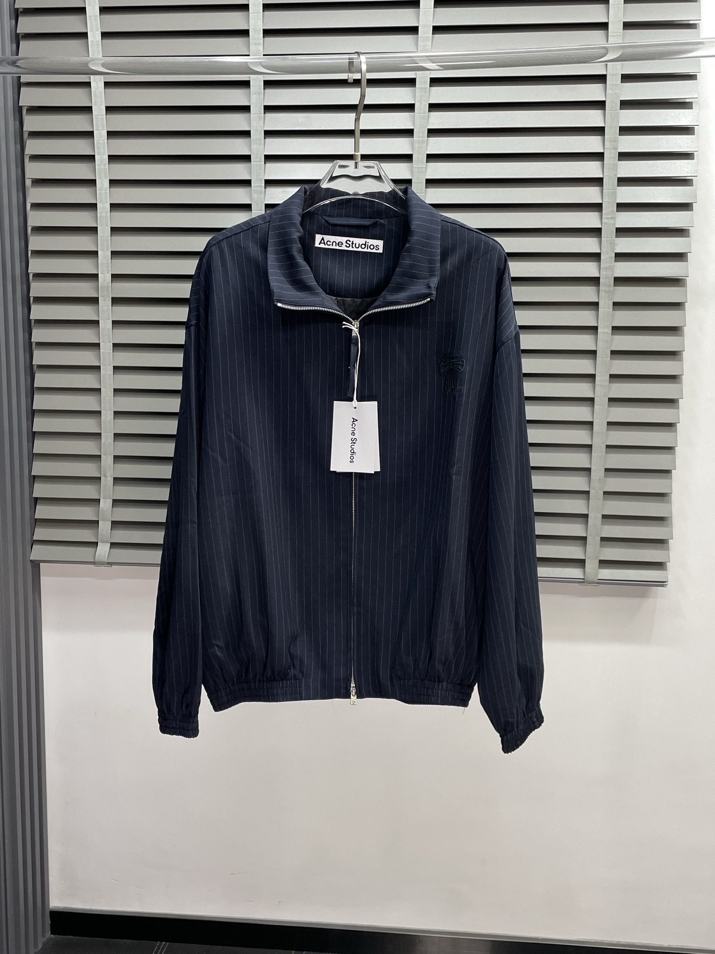 NO:517033,.Acne Studios exclusively offers the latest fashionable embroidered striped zipper jackets. A jacket with a classic design and appearance. The quality is even more unscrupulous. You can buy it directly. You can't get it wrong! Through the detailed pictures, you can feel its powerful aura, and the warm-concentration effect is significant, so you don’t have to worry about the chill at all! It is both fashionable and functional, and the whole style looks more luxurious and elegant! Size 46-52, acne studios,dior,jackets & coats,jackets & coats,alexander wang19860909.Acne Studios独家专供最新时尚刺绣条纹拉链夹克 经典设计感与颜值爆棚的外套,品质更是无法挑剔品控可以直接入手,不容过错的高端臻品！通过细节图片便可感受到它强悍的气场,聚温保暖效果显著,完全不用担心会有一点寒意！时尚与功能性兼备,整款显得更加的奢华大气！ 尺码46-52,,acne studios,dior,jackets & coats,jackets & coats,alexander wang,Men's clothing