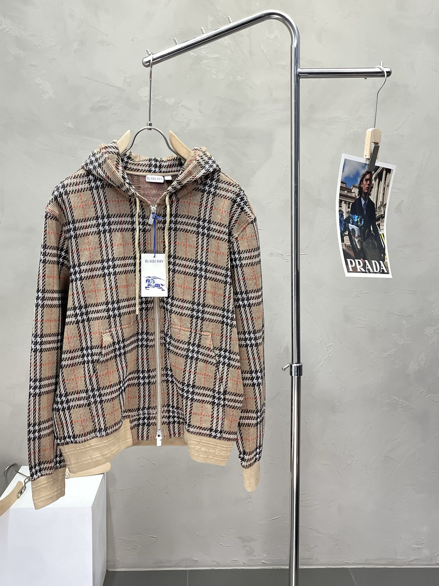 NO:519175,.Burberry exclusively offers the latest fashionable plaid zipper cardigan. A jacket with a classic design and appearance, and the quality is even more unscrupulous. You can buy it directly. You can't get it wrong! Through the detailed pictures, you can feel its powerful aura, and the warm-concentration effect is significant, so you don’t have to worry about the chill at all! It is both fashionable and functional, and the whole style looks more luxurious and elegant! Size S-XL, Burberry, Burberry, Jackets & coats, Alexander wang19860909.Burberry巴宝莉独家专供最新时尚格纹拉链开衫 经典设计感与颜值爆棚的外套,品质更是无法挑剔品控可以直接入手,不容过错的高端臻品！通过细节图片便可感受到它强悍的气场,聚温保暖效果显著,完全不用担心会有一点寒意！时尚与功能性兼备,整款显得更加的奢华大气！ 尺码S-XL,,burberry,burberry,jackets & coats,alexander wang,Men's clothing