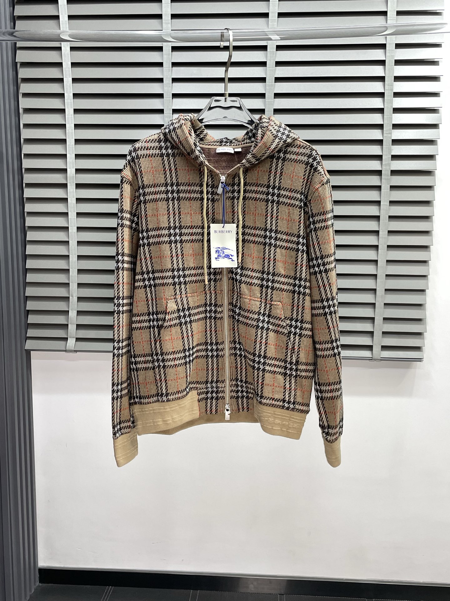 NO:516948,.Burberry exclusively offers the latest fashionable plaid zipper cardigan. A jacket with a classic design and appearance, and the quality is even more unscrupulous. You can buy it directly. You can't get it wrong! Through the detailed pictures, you can feel its powerful aura, and the warm-concentration effect is significant, so you don’t have to worry about the chill at all! It is both fashionable and functional, and the whole style looks more luxurious and elegant! Size S-XL, Burberry, Burberry, Jackets & coats, Alexander wang19860909.Burberry巴宝莉独家专供最新时尚格纹拉链开衫 经典设计感与颜值爆棚的外套,品质更是无法挑剔品控可以直接入手,不容过错的高端臻品！通过细节图片便可感受到它强悍的气场,聚温保暖效果显著,完全不用担心会有一点寒意！时尚与功能性兼备,整款显得更加的奢华大气！ 尺码S-XL,,burberry,burberry,jackets & coats,alexander wang,Men's clothing