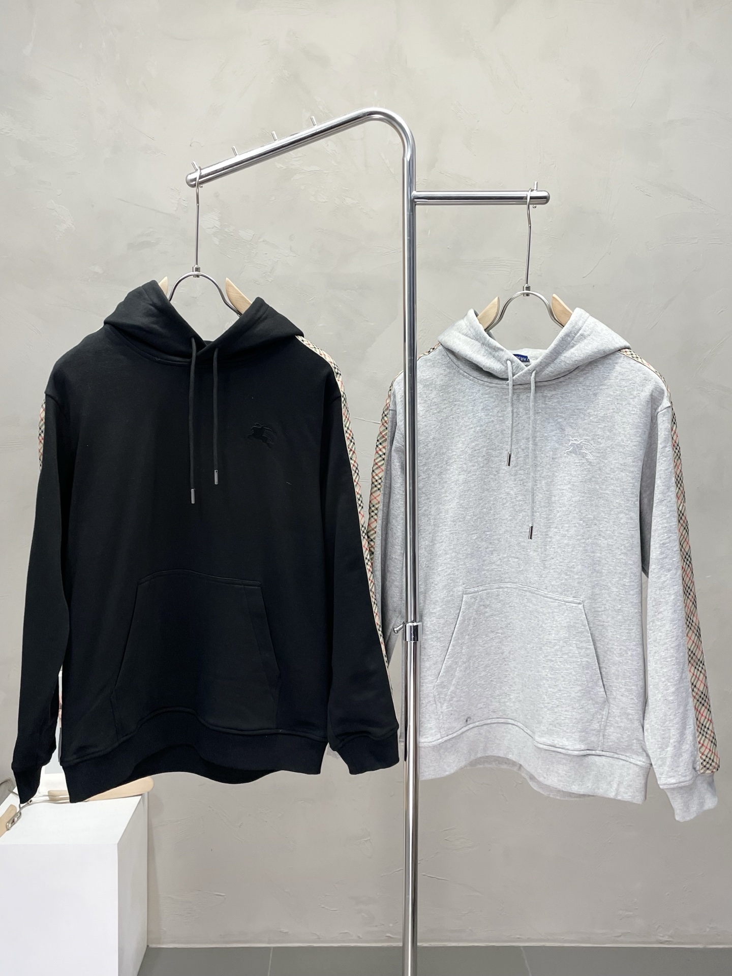 NO:519192,.Burberry exclusively offers the latest fashionable webbing hood pullover sweatshirt. A classic jacket with a sense of design and appearance. It is even more difficult to pick and quality control. You can buy it directly. You can't miss it! Through the detailed pictures, you can feel its powerful aura, and the warm-concentration effect is significant, so you don’t have to worry about the chill at all! It is both fashionable and functional, and the whole style looks more luxurious and elegant! Size S-XL, Burberry, Burberry, hoodie, sweatshirts, jackets & coats, hats, alexander wang19860909.Burberry巴宝莉独家专供最新时尚织带饰边兜帽套头卫衣 经典设计感与颜值爆棚的外套,品质更是无法挑剔品控可以直接入手,不容过错的高端臻品！通过细节图片便可感受到它强悍的气场,聚温保暖效果显著,完全不用担心会有一点寒意！时尚与功能性兼备,整款显得更加的奢华大气！ 尺码S-XL,,burberry,burberry,hoodie,sweatshirts,jackets & coats,hats,alexander wang,Men's clothing