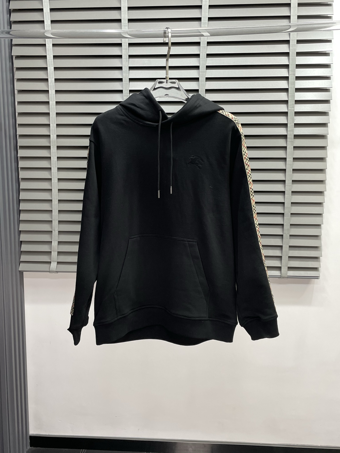 NO:516930,.Burberry exclusively offers the latest fashionable webbing hood pullover sweatshirt. A classic jacket with a sense of design and appearance. It is even more difficult to pick and quality control. You can buy it directly. You can't miss it! Through the detailed pictures, you can feel its powerful aura, and the warm-concentration effect is significant, so you don’t have to worry about the chill at all! It is both fashionable and functional, and the whole style looks more luxurious and elegant! Size S-XL, Burberry, Burberry, hoodie, sweatshirts, jackets & coats, hats, alexander wang19860909.Burberry巴宝莉独家专供最新时尚织带饰边兜帽套头卫衣 经典设计感与颜值爆棚的外套,品质更是无法挑剔品控可以直接入手,不容过错的高端臻品！通过细节图片便可感受到它强悍的气场,聚温保暖效果显著,完全不用担心会有一点寒意！时尚与功能性兼备,整款显得更加的奢华大气！ 尺码S-XL,,burberry,burberry,hoodie,sweatshirts,jackets & coats,hats,alexander wang,Men's clothing