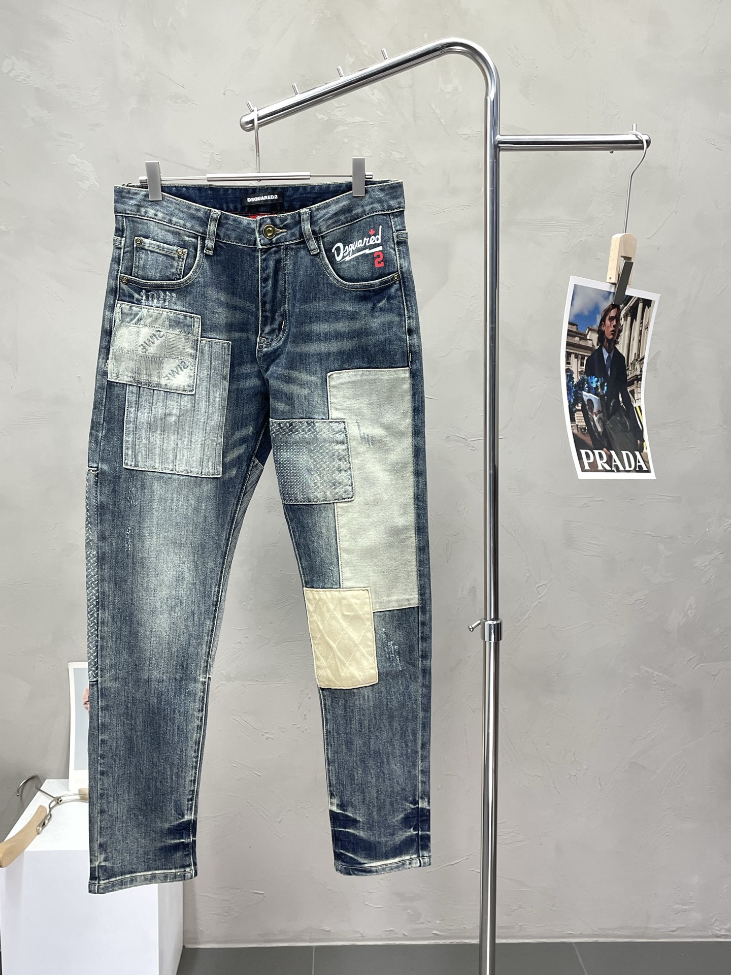 NO:516879,.DSQUARED is exclusively available for the second-level new casual jeans, high-end version!  Customized fabrics for counters are breathable and comfortable, with impeccable details, and the brand element design concept reflects high quality. The feel is delicate and soft!  It is casually cut, with a great upper body style!  Number of codes 28-38 (no 35), jeans,alexander wang19860909.DSQUARED第二次方独家专供新款休闲牛仔裤 高端版本！专柜定制面料 透气舒适度高,细节无可挑剔,品牌元素设计理念,体现高品质.手感细腻柔软！呈现休闲裁剪,上身版型超赞！码数28-38（无35）,,jeans,alexander wang,Men's clothing