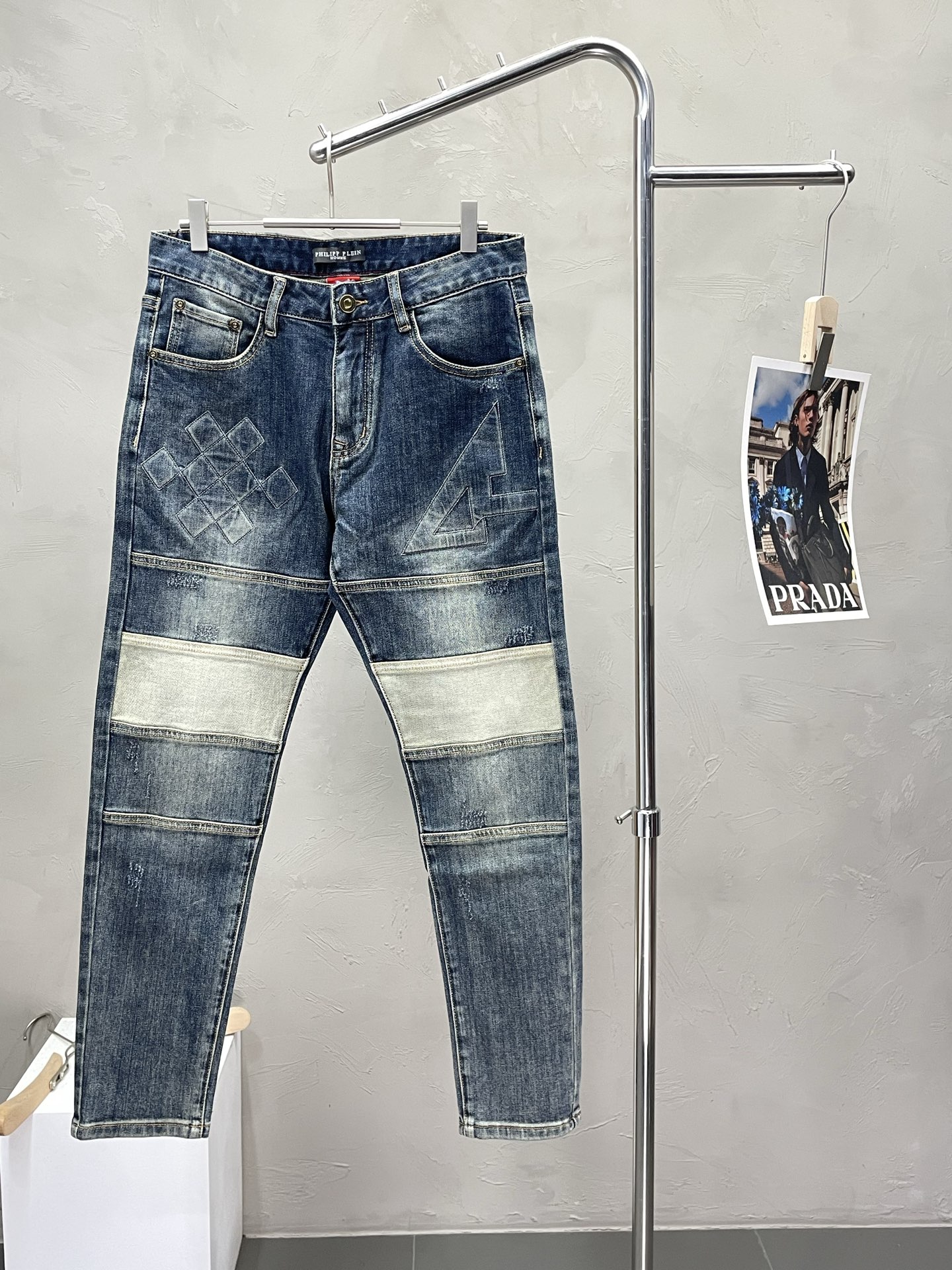 NO:519135,.PHILIPP PLEIN exclusively offers the new high-end version of casual jeans. Customized fabrics for counters, breathable and comfortable, impeccable details, brand elements design concept, reflecting high quality. The feel is delicate and soft!  It is casually cut, with a great upper body style!  Number of codes 28-38 (no 35), PHILIPP PLEIN, jeans, alexander wang19860909.PHILIPP PLEIN菲利普·普莱茵独家专供新款休闲牛仔裤高端版本 专柜定制面料 透气舒适度高,细节无可挑剔,品牌元素设计理念,体现高品质.手感细腻柔软！呈现休闲裁剪,上身版型超赞！码数28-38（无35）,,PHILIPP PLEIN,jeans,alexander wang,Men's clothing