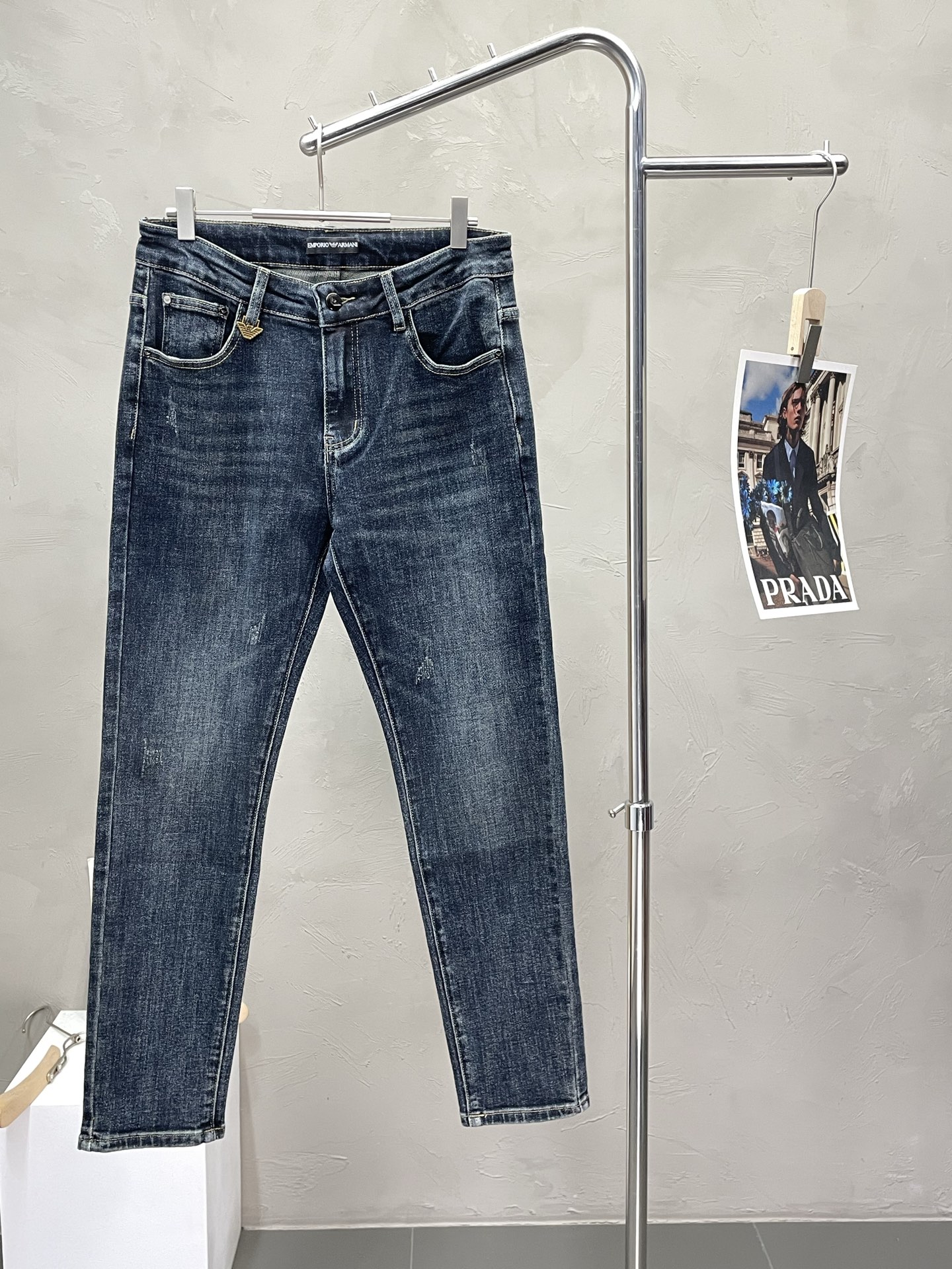 NO:519129,.ARMANI Armani exclusively for new casual jeans high-end version!  Customized fabrics for counters are breathable and comfortable, with impeccable details, and the brand element design concept reflects high quality. The feel is delicate and soft!  It is casually cut, with a great upper body style!  Number of codes 28-36 (no 35), Armani, Armani, Jeans, Alexander wang19860909.ARMANI阿玛尼独家专供新款休闲牛仔裤 高端版本！专柜定制面料 透气舒适度高,细节无可挑剔,品牌元素设计理念,体现高品质.手感细腻柔软！呈现休闲裁剪,上身版型超赞！码数28-36（无35）,,armani,armani,jeans,alexander wang,Men's clothing