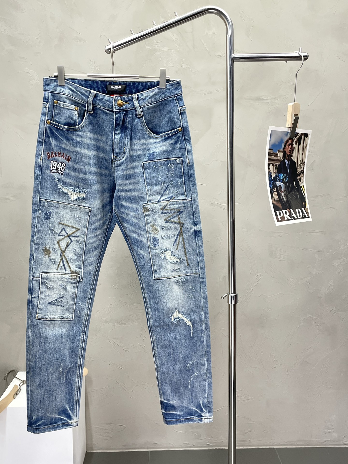 NO:516870,.BALMAIN exclusively offers new casual jeans high-end version!  Customized fabrics for counters are breathable and comfortable, with impeccable details, and the brand element design concept reflects high quality. The feel is delicate and soft!  It is casually cut, with a great upper body style!  Count 28-38 (no 35), balmain, balmain, jeans, alexander wang19860909.BALMAIN巴尔曼独家专供新款休闲牛仔裤 高端版本！专柜定制面料 透气舒适度高,细节无可挑剔,品牌元素设计理念,体现高品质.手感细腻柔软！呈现休闲裁剪,上身版型超赞！码数28-38（无35）,,balmain,balmain,jeans,alexander wang,Men's clothing