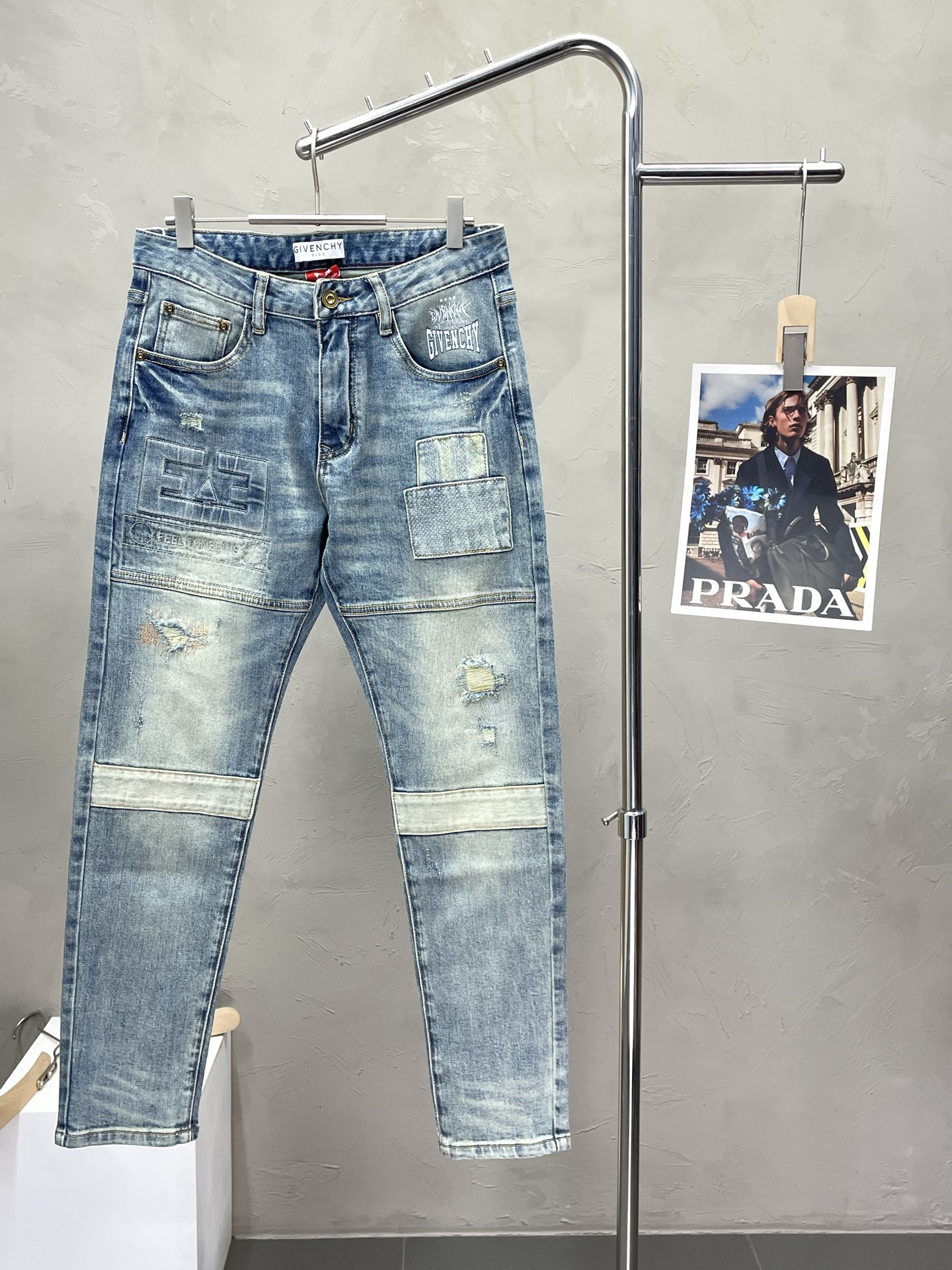 NO:519122,.GIVENCHY exclusively offers new casual jeans high-end version!  Customized fabrics for counters are breathable and comfortable, with impeccable details, and the brand element design concept reflects high quality. The feel is delicate and soft!  It is casually cut, with a great upper body style!  Number of codes 28-38 (no 35), given , given , given , given , jeans, alexander wang19860909.GIVENCHY纪梵希独家专供新款休闲牛仔裤 高端版本！专柜定制面料 透气舒适度高,细节无可挑剔,品牌元素设计理念,体现高品质.手感细腻柔软！呈现休闲裁剪,上身版型超赞！码数28-38（无35）,,givenchy,givenchy,jeans,alexander wang,Men's clothing