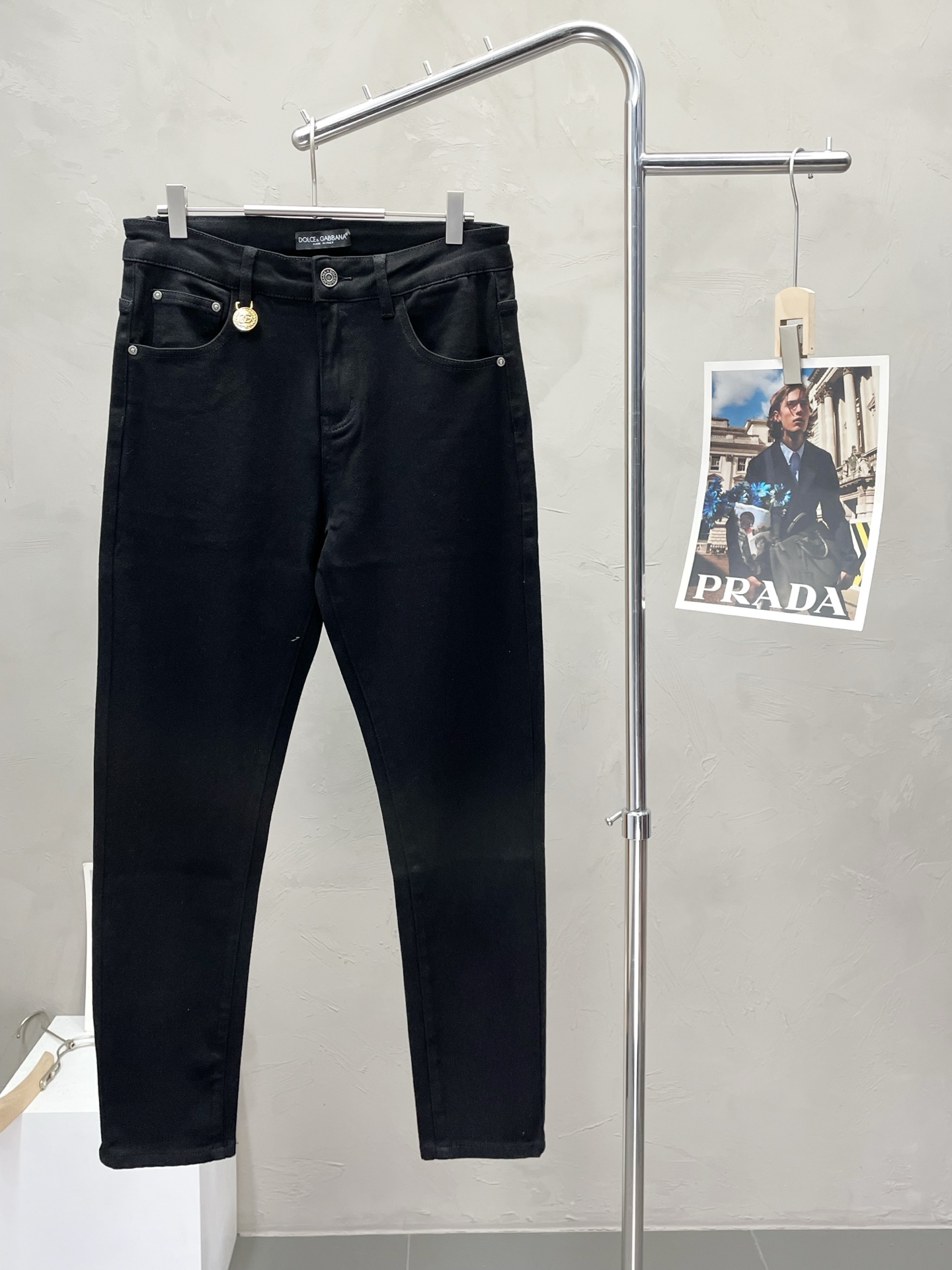 NO:519123,.Dolce & Gabbana exclusively offers new casual jeans high-end version!  Customized fabrics for counters are breathable and comfortable, with impeccable details, and the brand element design concept reflects high quality. The feel is delicate and soft!  It is casually cut, with a great upper body style!  Number of codes 28-36 (no 35), Dolce & Gabbana, Dolce & Gabbana, jeans, alexander wang19860909.Dolce&Gabbana杜嘉班纳独家专供新款休闲牛仔裤 高端版本！专柜定制面料 透气舒适度高,细节无可挑剔,品牌元素设计理念,体现高品质.手感细腻柔软！呈现休闲裁剪,上身版型超赞！码数28-36（无35）,,Dolce&Gabbana,Dolce&Gabbana,jeans,alexander wang,Men's clothing