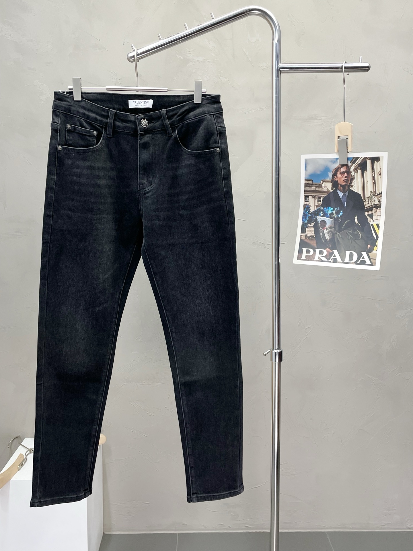 NO:519121,.Valentino exclusively offers new casual jeans high-end version!  Customized fabrics for counters are breathable and comfortable, with impeccable details, and the brand element design concept reflects high quality. The feel is delicate and soft!  It is casually cut, with a great upper body style!  Number of codes 28-36 (no 35), valentino, valentino, jeans, alexander wang19860909.Valentino华伦天奴独家专供新款休闲牛仔裤 高端版本！专柜定制面料 透气舒适度高,细节无可挑剔,品牌元素设计理念,体现高品质.手感细腻柔软！呈现休闲裁剪,上身版型超赞！码数28-36（无35）,,valentino,valentino,jeans,alexander wang,Men's clothing