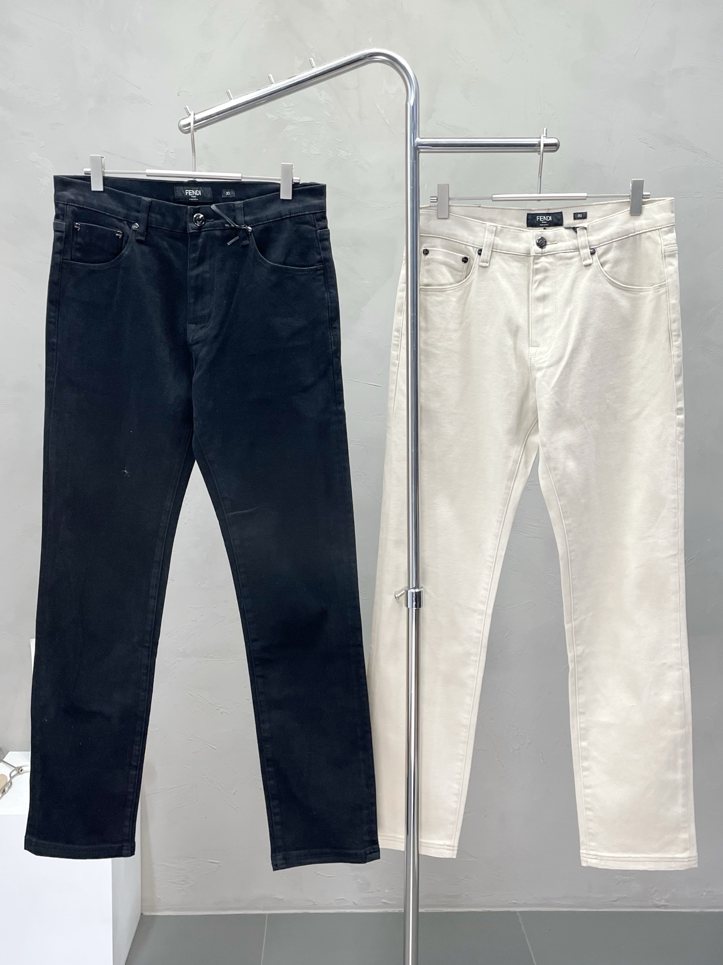 NO:519133,.FENDI exclusively offers new casual jeans high-end versions!  Customized fabrics for counters are breathable and comfortable, with impeccable details, and the brand element design concept reflects high quality. The feel is delicate and soft!  It is casually cut, with a great upper body style!  30-38, fendi, fendi, jeans, alexander wang19860909.FENDI芬迪独家专供新款休闲牛仔裤高端版本！专柜定制面料 透气舒适度高,细节无可挑剔,品牌元素设计理念,体现高品质.手感细腻柔软！呈现休闲裁剪,上身版型超赞！码数30-38,,fendi,fendi,jeans,alexander wang,Men's clothing