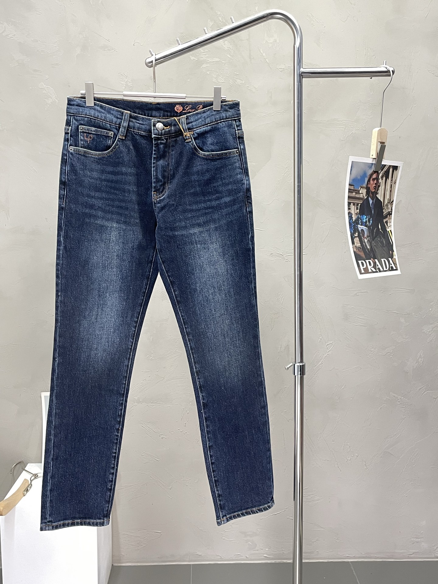 NO:520477,.LP-Loro Piana exclusively offers new high-end versions of casual jeans!  Customized fabrics for counters are breathable and comfortable, with impeccable details, and the brand element design concept reflects high quality. The feel is delicate and soft!  It is casually cut, with a great upper body style!  30-38, loro piana, loro piana, jeans, alexander wang19860909.LP-Loro Piana诺悠翩雅独家专供新款休闲牛仔裤高端版本！专柜定制面料 透气舒适度高,细节无可挑剔,品牌元素设计理念,体现高品质.手感细腻柔软！呈现休闲裁剪,上身版型超赞！码数30-38,,loro piana,loro piana,jeans,alexander wang,Men's clothing