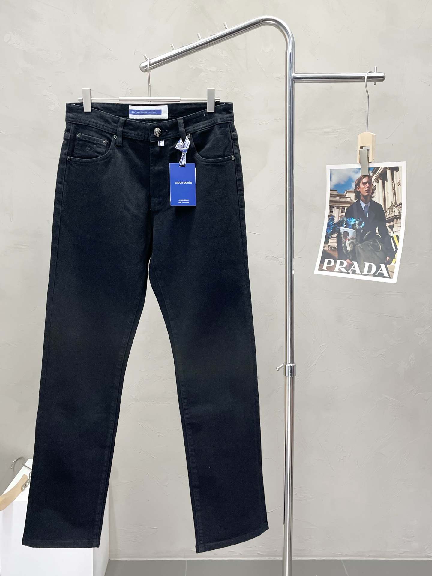 NO:520491,.Jacob Cohen exclusively offers the new high-end version of casual jeans!  Customized fabrics for counters are breathable and comfortable, with impeccable details, and the brand element design concept reflects high quality. The feel is delicate and soft!  It is casually cut, with a great upper body style!  30-38, jeans,alexander wang19860909.Jacob Cohen独家专供新款休闲牛仔裤高端版本！专柜定制面料 透气舒适度高,细节无可挑剔,品牌元素设计理念,体现高品质.手感细腻柔软！呈现休闲裁剪,上身版型超赞！码数30-38,,jeans,alexander wang,Men's clothing