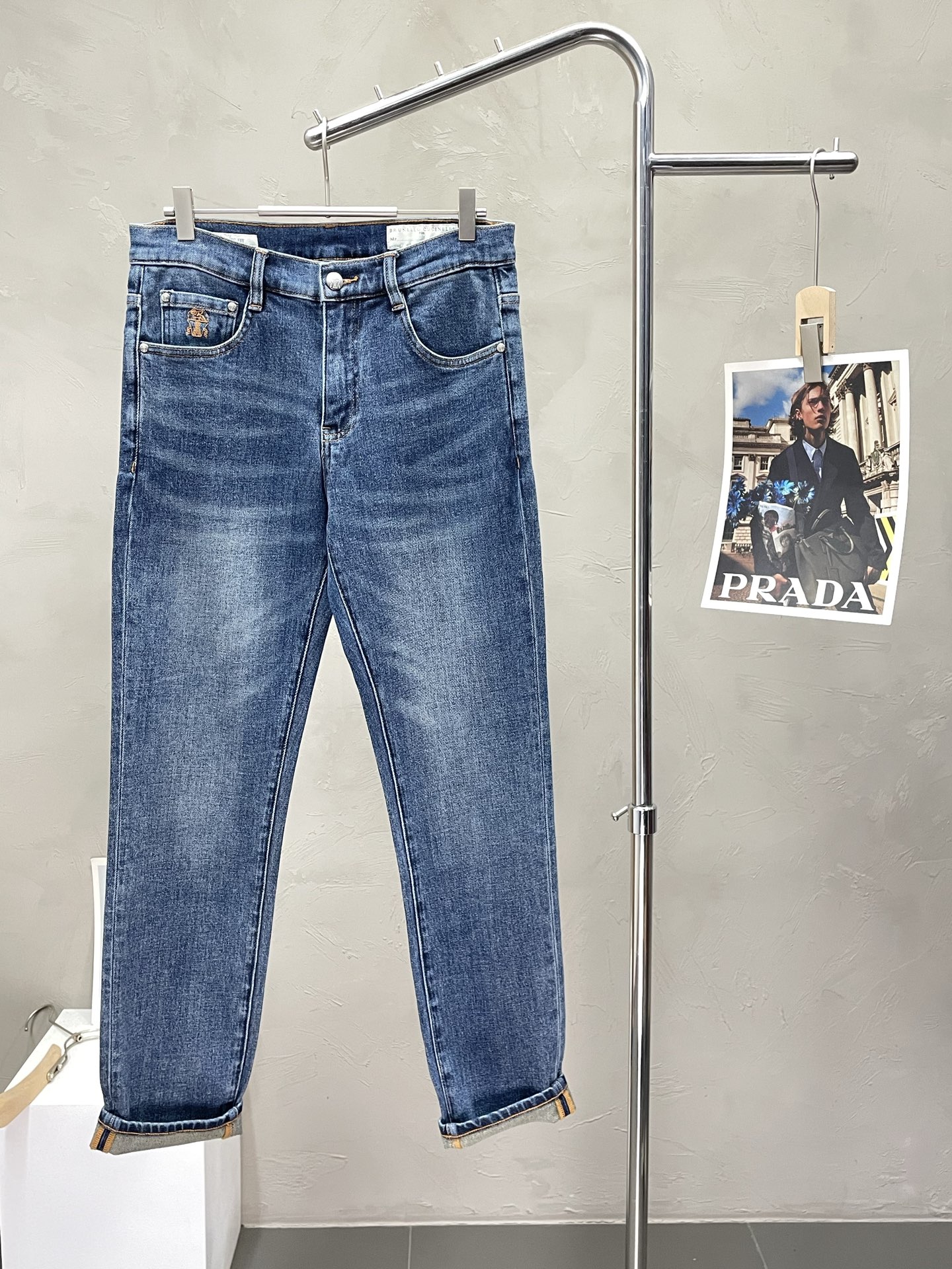 NO:520486,.BC-Brunello Cucineli Brunello Cucineli exclusively for the high-end version of new casual jeans!  Customized fabrics for counters are breathable and comfortable, with impeccable details, and the brand element design concept reflects high quality. The feel is delicate and soft!  It is casually cut, with a great upper body style!  30-38, brunello cucinelli, jeans, alexander wang19860909.BC-Brunello Cucineli 布鲁内洛·库奇内利独家专供新款休闲牛仔裤高端版本！专柜定制面料 透气舒适度高,细节无可挑剔,品牌元素设计理念,体现高品质.手感细腻柔软！呈现休闲裁剪,上身版型超赞！码数30-38,,brunello cucinelli,jeans,alexander wang,Men's clothing