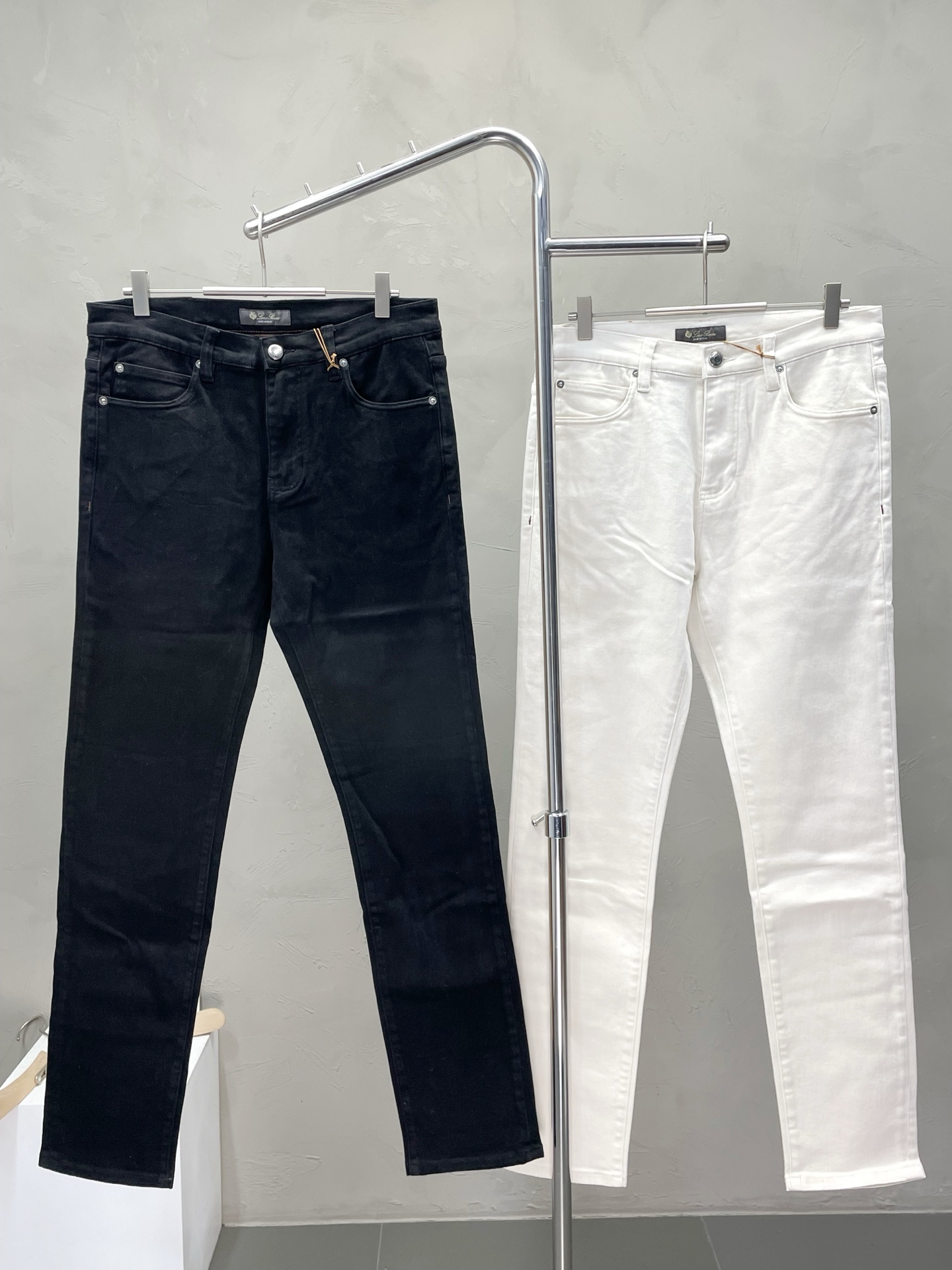 NO:519127,.LP-Loro Piana exclusively offers new high-end versions of casual jeans!  Customized fabrics for counters are breathable and comfortable, with impeccable details, and the brand element design concept reflects high quality. The feel is delicate and soft!  It is casually cut, with a great upper body style!  30-38, loro piana, loro piana, jeans, alexander wang19860909.LP-Loro Piana诺悠翩雅独家专供新款休闲牛仔裤高端版本！专柜定制面料 透气舒适度高,细节无可挑剔,品牌元素设计理念,体现高品质.手感细腻柔软！呈现休闲裁剪,上身版型超赞！码数30-38,,loro piana,loro piana,jeans,alexander wang,Men's clothing