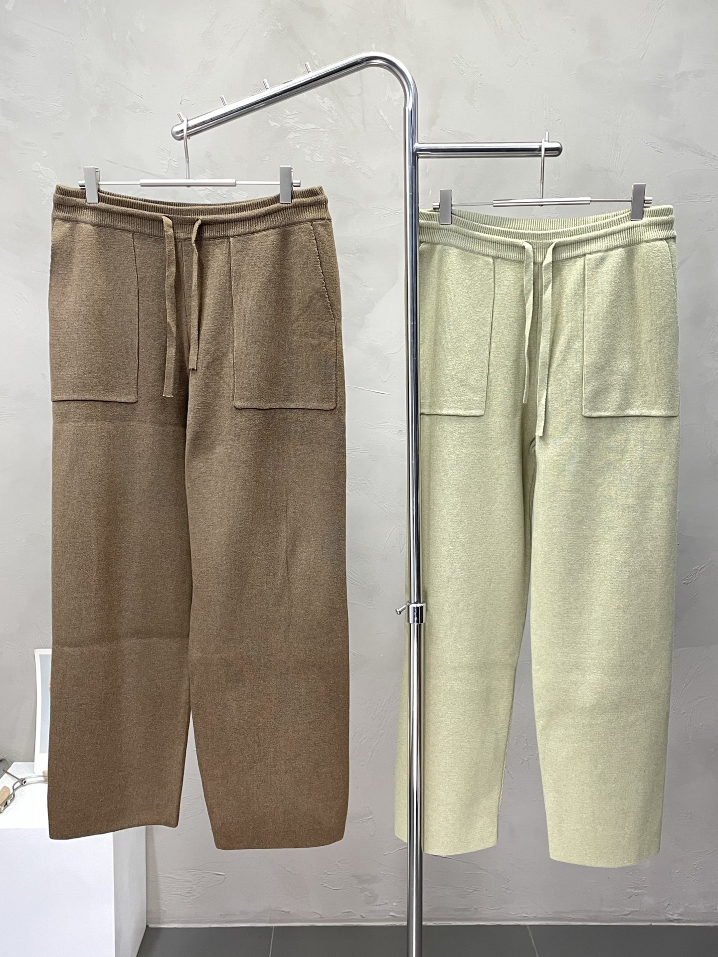 NO:519128,.LP-Loro Piana exclusively offers new casual pants, high-end version!  Customized fabrics for counters are breathable and comfortable, with impeccable details, and the brand element design concept reflects high quality. The feel is delicate and soft!  It is casually cut, with a great upper body style!  Code number M-2XL, loro piana, loro piana, alexander wang19860909.LP-Loro Piana诺悠翩雅独家专供新款休闲裤 高端版本！专柜定制面料 透气舒适度高,细节无可挑剔,品牌元素设计理念,体现高品质.手感细腻柔软！呈现休闲裁剪,上身版型超赞！码数M-2XL,,loro piana,loro piana,alexander wang,Men's clothing