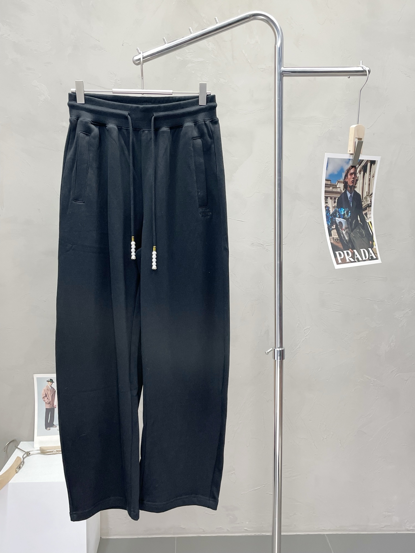 NO:520500,.Louis Vuitton exclusively for new casual pants high-end version!  Customized fabrics for counters are breathable and comfortable, with impeccable details, and the brand element design concept reflects high quality. The feel is delicate and soft!  It is casually cut, with a great upper body style!  Number of codes: M-XXL, louis vuitton, louis vuitton, alexander wang19860909.Louis Vuitton路易威登独家专供新款 休闲裤 高端版本！专柜定制面料 透气舒适度高,细节无可挑剔,品牌元素设计理念,体现高品质.手感细腻柔软！呈现休闲裁剪,上身版型超赞！码数:M-XXL,,louis vuitton,louis vuitton,alexander wang,Men's clothing