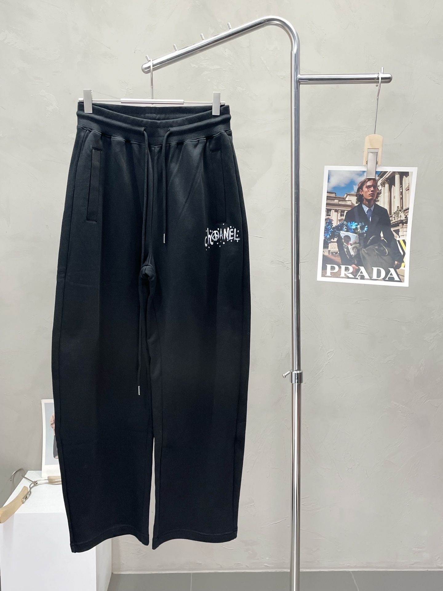 NO:519132,.CHANEL Chanel exclusively offers new casual pants high-end version!  Customized fabrics for counters are breathable and comfortable, with impeccable details, and the brand element design concept reflects high quality. The feel is delicate and soft!  It is casually cut, with a great upper body style!  Number of codes: M-XXL, chanel, chanel, alexander wang19860909.CHANEL香奈儿独家专供新款 休闲裤 高端版本！专柜定制面料 透气舒适度高,细节无可挑剔,品牌元素设计理念,体现高品质.手感细腻柔软！呈现休闲裁剪,上身版型超赞！码数:M-XXL,,chanel,chanel,alexander wang,Men's clothing