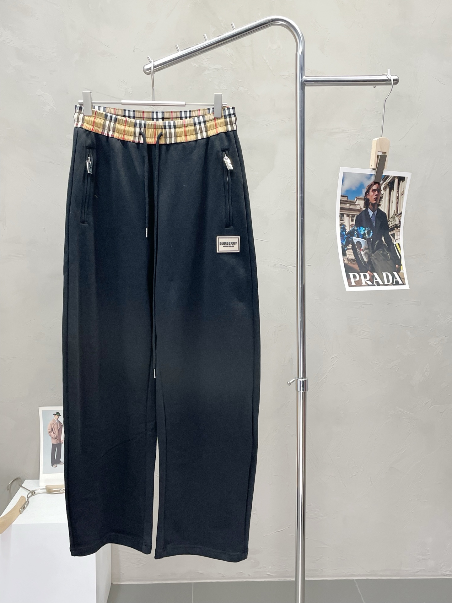 NO:520506,.Burberry exclusively offers new casual pants high-end version!  Customized fabrics for counters are breathable and comfortable, with impeccable details, and the brand element design concept reflects high quality. The feel is delicate and soft!  It is casually cut, with a great upper body style!  Number of codes: M-XXL, burberry, burberry, alexander wang19860909.Burberry巴宝莉独家专供新款 休闲裤 高端版本！专柜定制面料 透气舒适度高,细节无可挑剔,品牌元素设计理念,体现高品质.手感细腻柔软！呈现休闲裁剪,上身版型超赞！码数:M-XXL,,burberry,burberry,alexander wang,Men's clothing