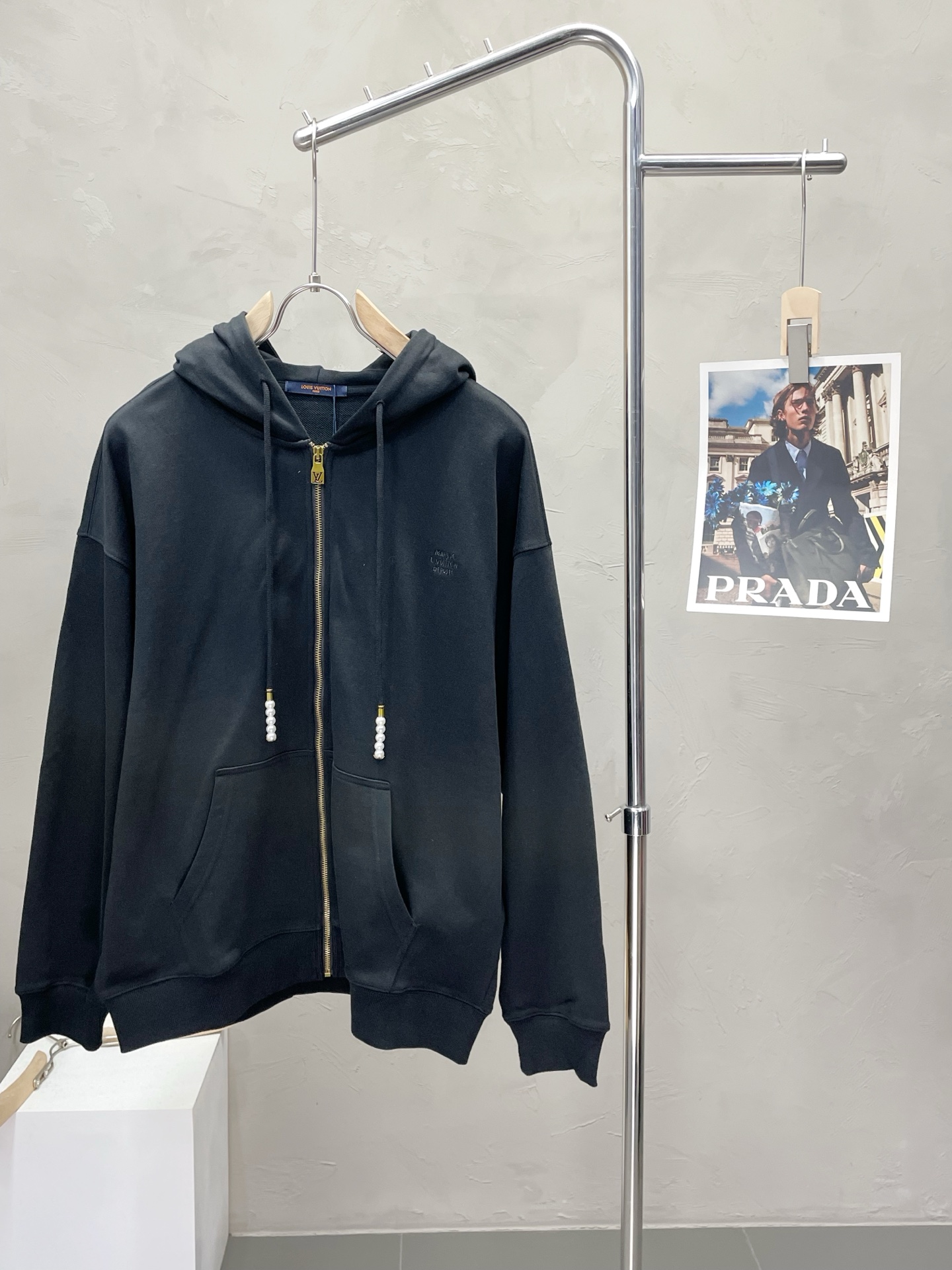 NO:519153,.Louis Vuitton exclusively offers the latest fashionable hooded jacket. A jacket with a classic design and great appearance. It is even more difficult to pick and quality control. You can buy it directly. You can't get it wrong! Through the detailed pictures, you can feel its powerful aura, and the warm-concentration effect is significant, so you don’t have to worry about the chill at all! It is both fashionable and functional, and the whole style looks more luxurious and elegant! Size M-2XL, louis vuitton,louis vuitton,jackets & coats,hats,alexander wang19860909.Louis Vuitton路易威登独家专供最新时尚连帽外套 经典设计感与颜值爆棚的外套,品质更是无法挑剔品控可以直接入手,不容过错的高端臻品！通过细节图片便可感受到它强悍的气场,聚温保暖效果显著,完全不用担心会有一点寒意！时尚与功能性兼备,整款显得更加的奢华大气！ 尺码M-2XL,,louis vuitton,louis vuitton,jackets & coats,hats,alexander wang,Men's clothing