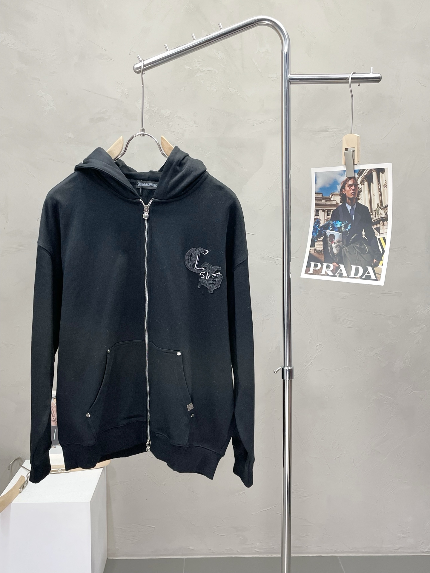 NO:520511,.Chrome Hearts exclusively offers the latest fashionable hooded jackets. A jacket with a classic design and great appearance. The quality is even more unscrupulous. You can buy it directly. You can't get it wrong! Through the detailed pictures, you can feel its powerful aura, and the warm-concentration effect is significant, so you don’t have to worry about the chill at all! It is both fashionable and functional, and the whole style looks more luxurious and elegant! Size M-2XL, chrome hearts, chrome hearts, jackets & coats, hats, alexander wang19860909.Chrome Hearts克罗心独家专供最新时尚连帽外套 经典设计感与颜值爆棚的外套,品质更是无法挑剔品控可以直接入手,不容过错的高端臻品！通过细节图片便可感受到它强悍的气场,聚温保暖效果显著,完全不用担心会有一点寒意！时尚与功能性兼备,整款显得更加的奢华大气！ 尺码M-2XL,,chrome hearts,chrome hearts,jackets & coats,hats,alexander wang,Men's clothing