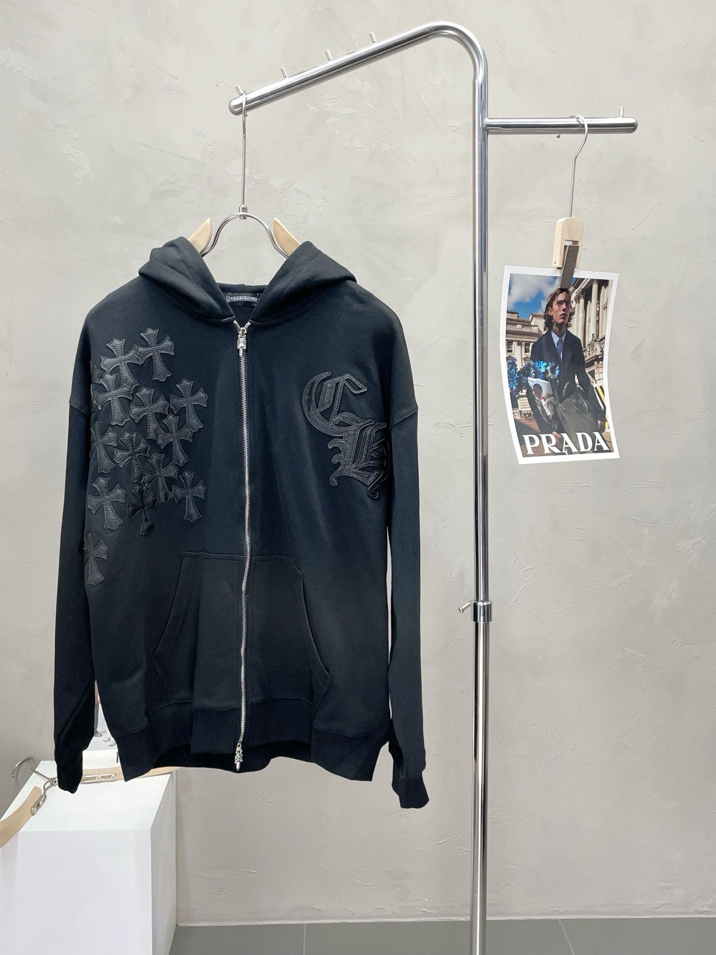 NO:520507,.Chrome Hearts exclusively offers the latest fashionable hooded jackets. A jacket with a classic design and great appearance. The quality is even more unscrupulous. You can buy it directly. You can't get it wrong! Through the detailed pictures, you can feel its powerful aura, and the warm-concentration effect is significant, so you don’t have to worry about the chill at all! It is both fashionable and functional, and the whole style looks more luxurious and elegant! Size M-2XL, chrome hearts, chrome hearts, jackets & coats, hats, alexander wang19860909.Chrome Hearts克罗心独家专供最新时尚连帽外套 经典设计感与颜值爆棚的外套,品质更是无法挑剔品控可以直接入手,不容过错的高端臻品！通过细节图片便可感受到它强悍的气场,聚温保暖效果显著,完全不用担心会有一点寒意！时尚与功能性兼备,整款显得更加的奢华大气！ 尺码M-2XL,,chrome hearts,chrome hearts,jackets & coats,hats,alexander wang,Men's clothing