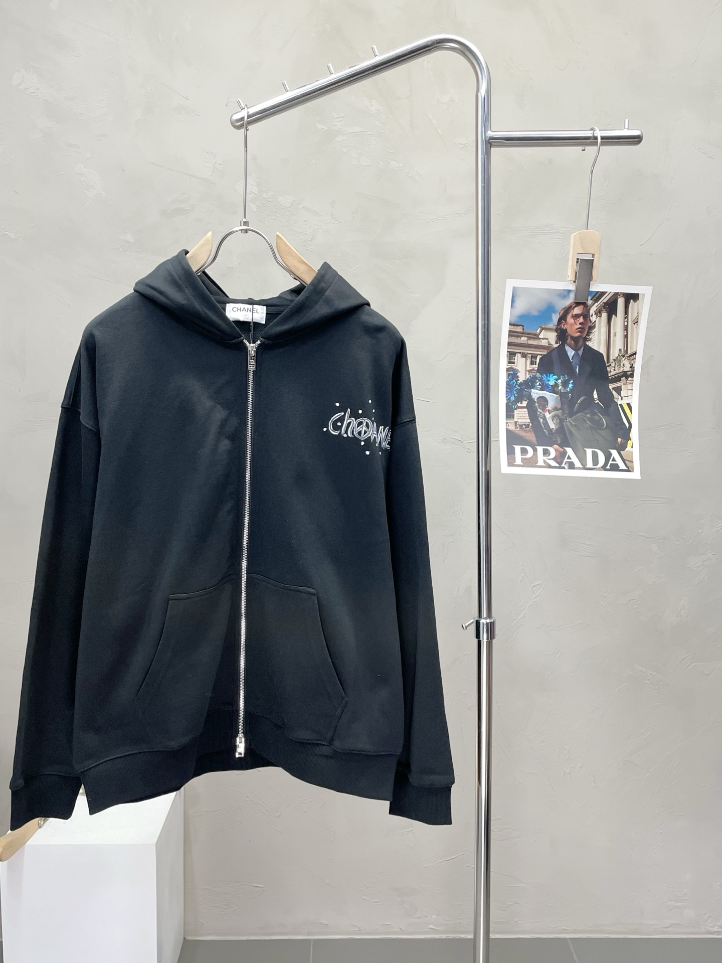 NO:520509,.CHANEL Chanel exclusively offers the latest fashionable hooded jacket. A jacket with a classic design and great appearance. It is even more difficult to pick and quality control. You can buy it directly. It is a high-end quality product that cannot be missed! Through the detailed pictures, you can feel its powerful aura, and the warm-concentration effect is significant, so you don’t have to worry about the chill at all! It is both fashionable and functional, and the whole style looks more luxurious and elegant! Size M-2XL, chanel, chanel, jackets & coats, hats, alexander wang19860909.CHANEL香奈儿独家专供最新时尚连帽外套 经典设计感与颜值爆棚的外套,品质更是无法挑剔品控可以直接入手,不容过错的高端臻品！通过细节图片便可感受到它强悍的气场,聚温保暖效果显著,完全不用担心会有一点寒意！时尚与功能性兼备,整款显得更加的奢华大气！ 尺码M-2XL,,chanel,chanel,jackets & coats,hats,alexander wang,Men's clothing