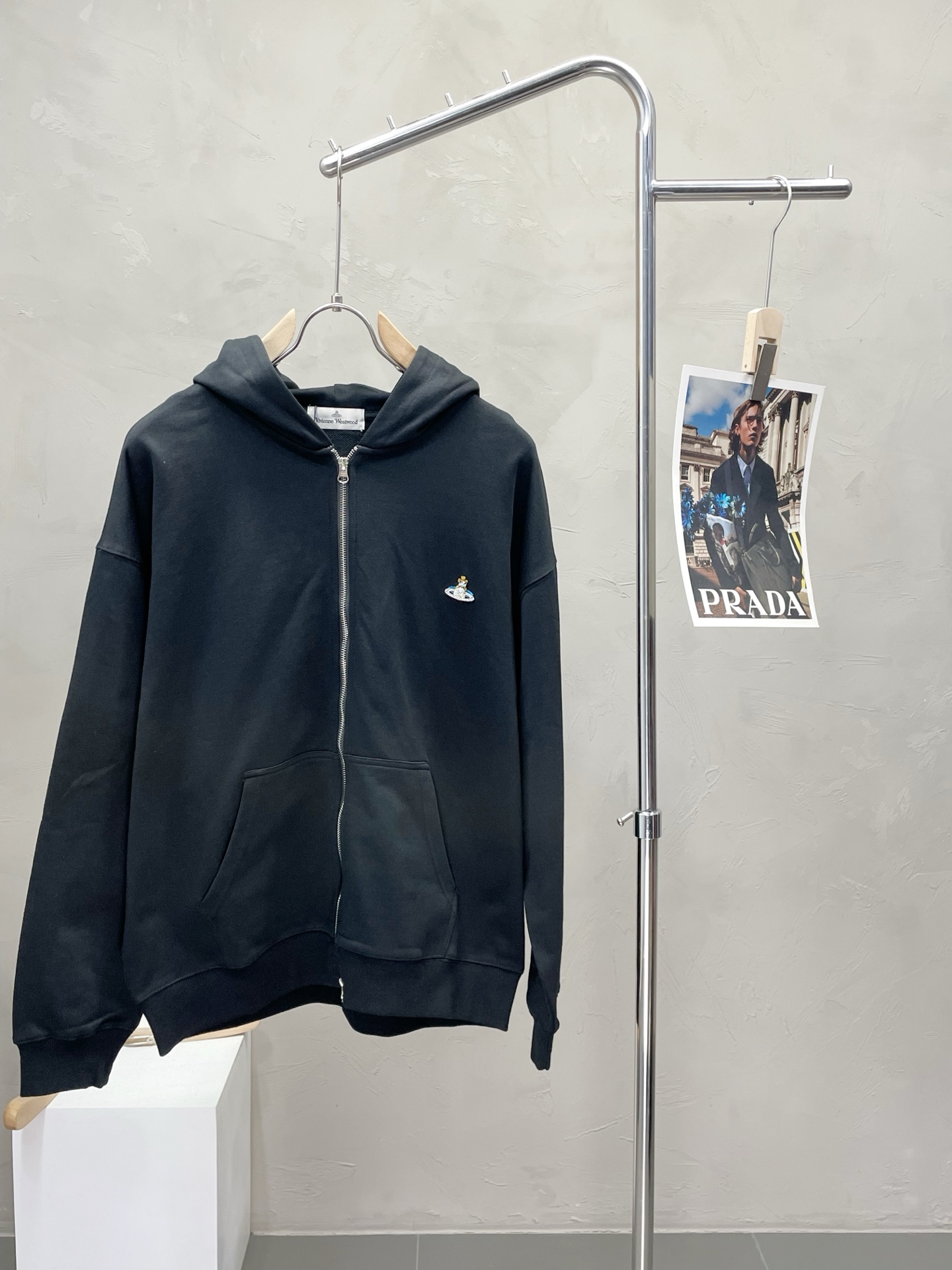 NO:519162,.Vivienne Westwood exclusively offers the latest fashionable hooded jacket. A jacket with a classic design and great appearance. It is even more difficult to pick and quality control. You can buy it directly. You can't get it wrong! Through the detailed pictures, you can feel its powerful aura, and the warm-concentration effect is significant, so you don’t have to worry about the chill at all! It is both fashionable and functional, and the whole style looks more luxurious and elegant! Size M-2XL, Jackets & coats,hats,alexander wang19860909.Vivienne Westwood西太后独家专供最新时尚连帽外套 经典设计感与颜值爆棚的外套,品质更是无法挑剔品控可以直接入手,不容过错的高端臻品！通过细节图片便可感受到它强悍的气场,聚温保暖效果显著,完全不用担心会有一点寒意！时尚与功能性兼备,整款显得更加的奢华大气！ 尺码M-2XL,,jackets & coats,hats,alexander wang,Men's clothing