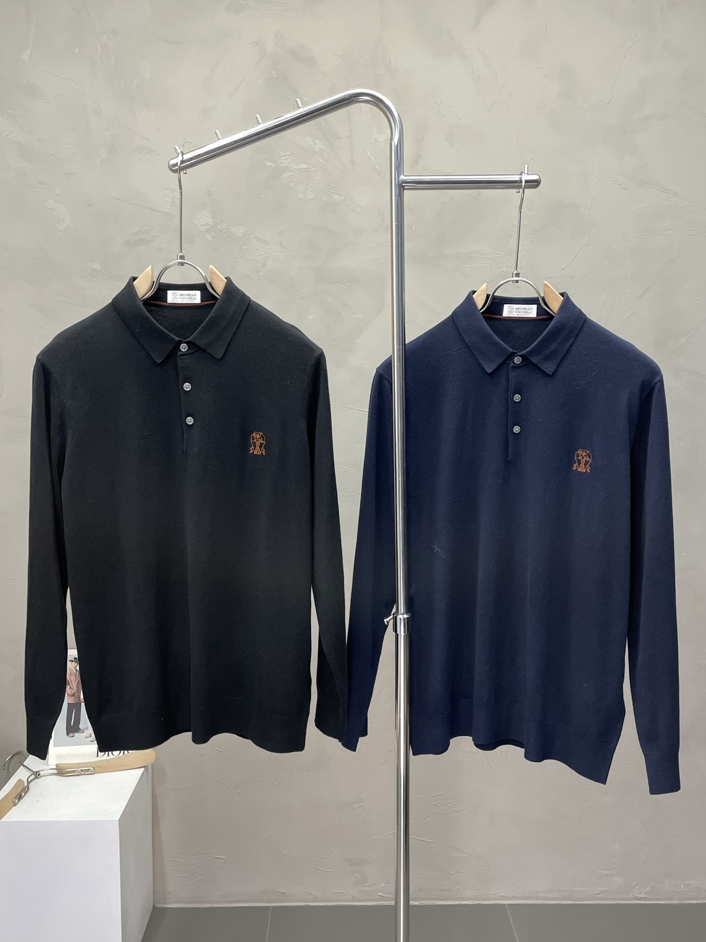 NO:519152,.BC-Brunello Cucineli Brunello Cucineli exclusively provides the latest fashionable long-sleeved jackets with a classic design and great appearance, and the quality is even more unscrupulous. You can buy it directly. You can't get it wrong! Through the detailed pictures, you can feel its powerful aura, and the warm-concentration effect is significant, so you don’t have to worry about the chill at all! It is both fashionable and functional, and the whole style looks more luxurious and elegant! Size M-2XL, brunello cucinelli, jackets & coats, alexander wang19860909.BC-Brunello Cucineli 布鲁内洛·库奇内利独家专供最新时尚长袖 经典设计感与颜值爆棚的外套,品质更是无法挑剔品控可以直接入手,不容过错的高端臻品！通过细节图片便可感受到它强悍的气场,聚温保暖效果显著,完全不用担心会有一点寒意！时尚与功能性兼备,整款显得更加的奢华大气！ 尺码M-2XL,,brunello cucinelli,jackets & coats,alexander wang,Men's clothing