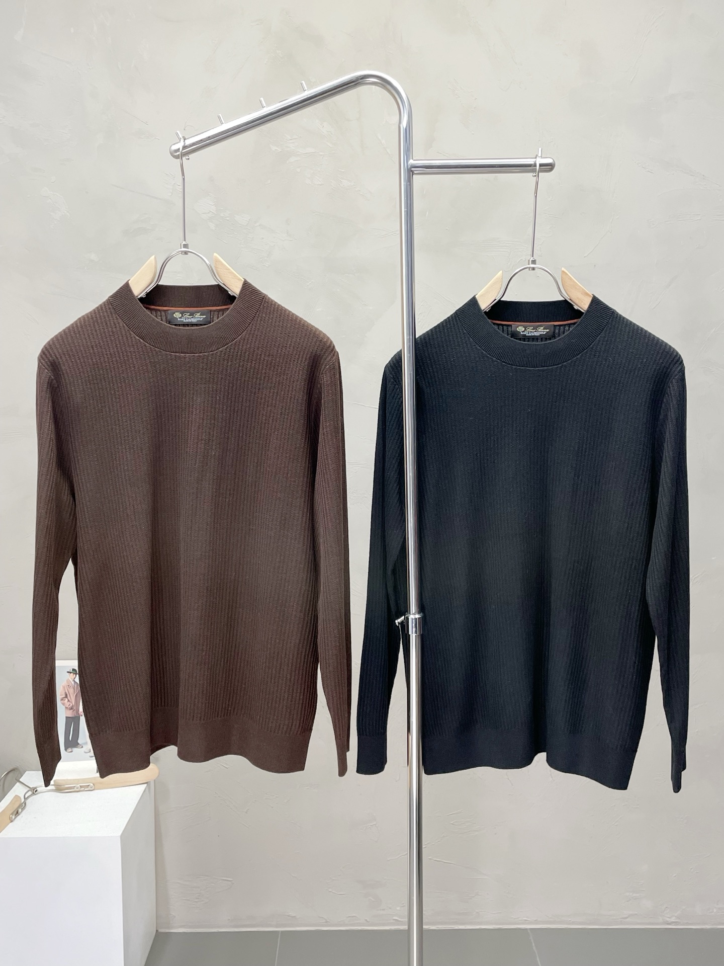 NO:519157,.LP-Loro Piana exclusively offers the latest fashionable long-sleeved jackets with a classic design and superb appearance, and the quality is even more unscrupulous. You can buy it directly. You can't get it wrong! Through the detailed pictures, you can feel its powerful aura, and the warm-concentration effect is significant, so you don’t have to worry about the chill at all! It is both fashionable and functional, and the whole style looks more luxurious and elegant! Size M-2XL, loro piana, loro piana, jackets & coats, alexander wang19860909.LP-Loro Piana诺悠翩雅独家专供最新时尚长袖 经典设计感与颜值爆棚的外套,品质更是无法挑剔品控可以直接入手,不容过错的高端臻品！通过细节图片便可感受到它强悍的气场,聚温保暖效果显著,完全不用担心会有一点寒意！时尚与功能性兼备,整款显得更加的奢华大气！ 尺码M-2XL,,loro piana,loro piana,jackets & coats,alexander wang,Men's clothing