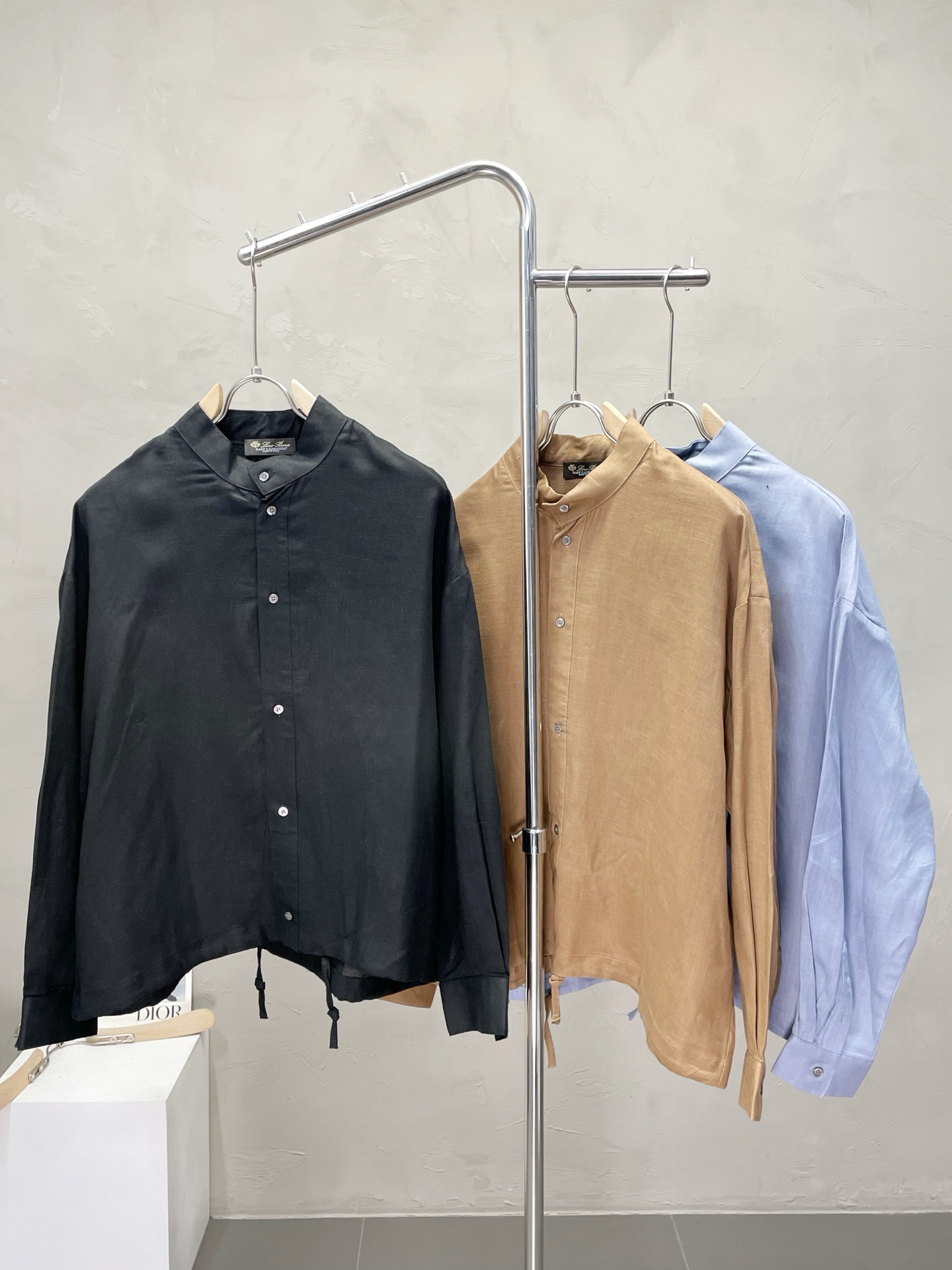 NO:519138,.LP-Loro Piana exclusively offers the latest fashionable jackets. A jacket with a classic design and appearance, and the quality is even more unscrupulous. You can buy it directly. You can't get it wrong! Imported linen fabrics can be felt through the detailed pictures, and the warm-concentration effect is significant, so there is no need to worry about a little chill! It is both fashionable and functional, and the whole style looks more luxurious and elegant! Size M-2XL, loro piana, loro piana, jackets & coats, alexander wang19860909.LP-Loro Piana诺悠翩雅独家专供最新时尚外套 经典设计感与颜值爆棚的外套,品质更是无法挑剔品控可以直接入手,不容过错的高端臻品！进口亚麻面料 通过细节图片便可感受到它强悍的气场,聚温保暖效果显著,完全不用担心会有一点寒意！时尚与功能性兼备,整款显得更加的奢华大气！ 尺码M-2XL,,loro piana,loro piana,jackets & coats,alexander wang,Men's clothing