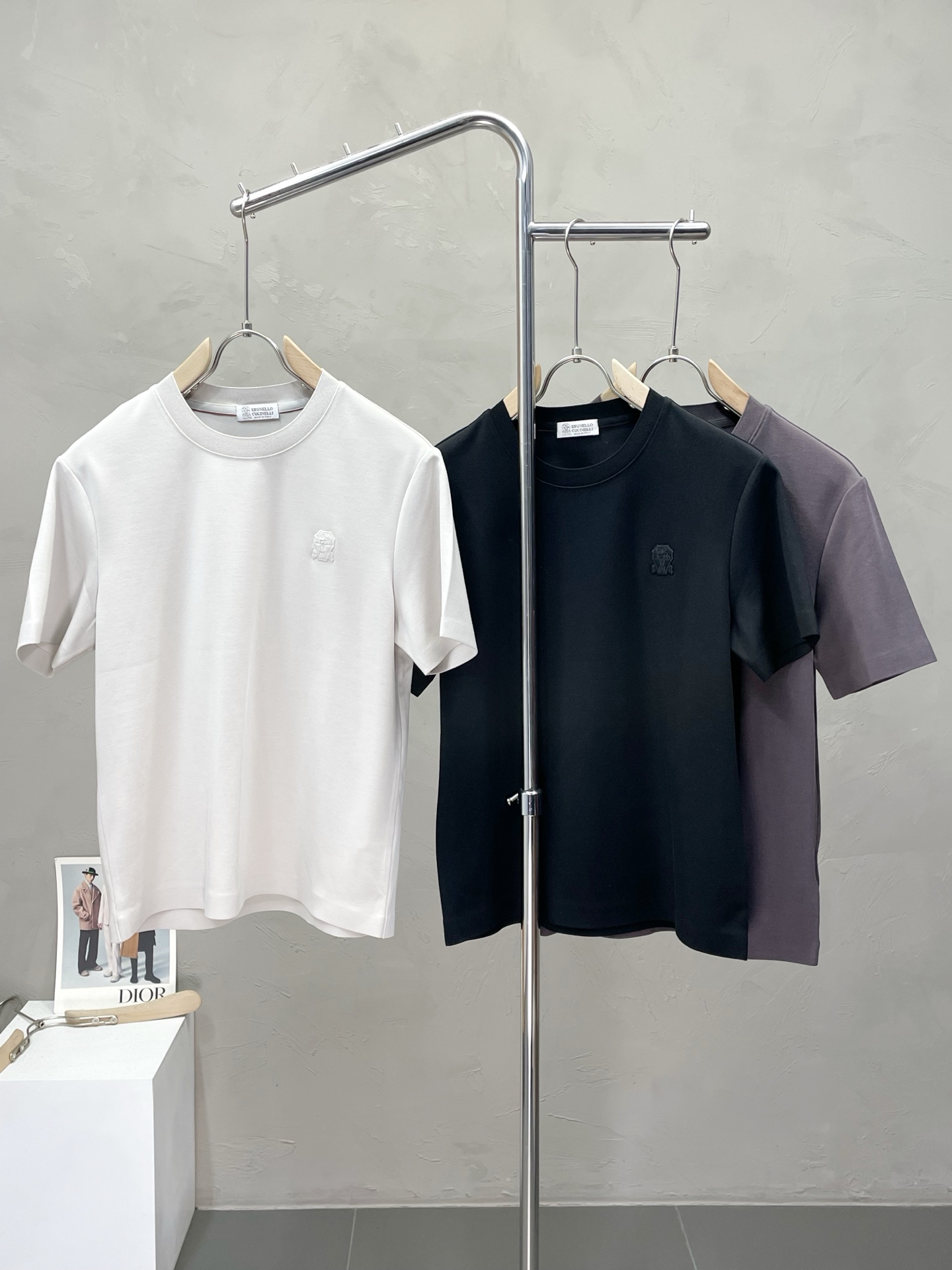 NO:519171,.BC-Brunello Cucineli Brunello Cucineli exclusively provides the latest fashionable short-sleeved short-sleeved short-sleeved classic design and beautiful short-sleeved quality, which is not to be picked and quality control can be purchased directly, and it is not to be mistaken for high-end products!  Through the detailed pictures, you can feel its powerful aura. It is both fashionable and functional, and the whole style looks more luxurious and atmospheric!  Size M-2XL, brunello cucinelli, T-shirt, alexander wang19860909.BC-Brunello Cucineli 布鲁内洛·库奇内利独家专供最新时尚短袖 经典设计感与颜值爆棚的短袖 品质更是无法挑剔品控可以直接入手,不容过错的高端臻品！通过细节图片便可感受到它强悍的气场 时尚与功能性兼备,整款显得更加的奢华大气！ 尺码M-2XL,,brunello cucinelli,T-shirt,alexander wang,Men's clothing