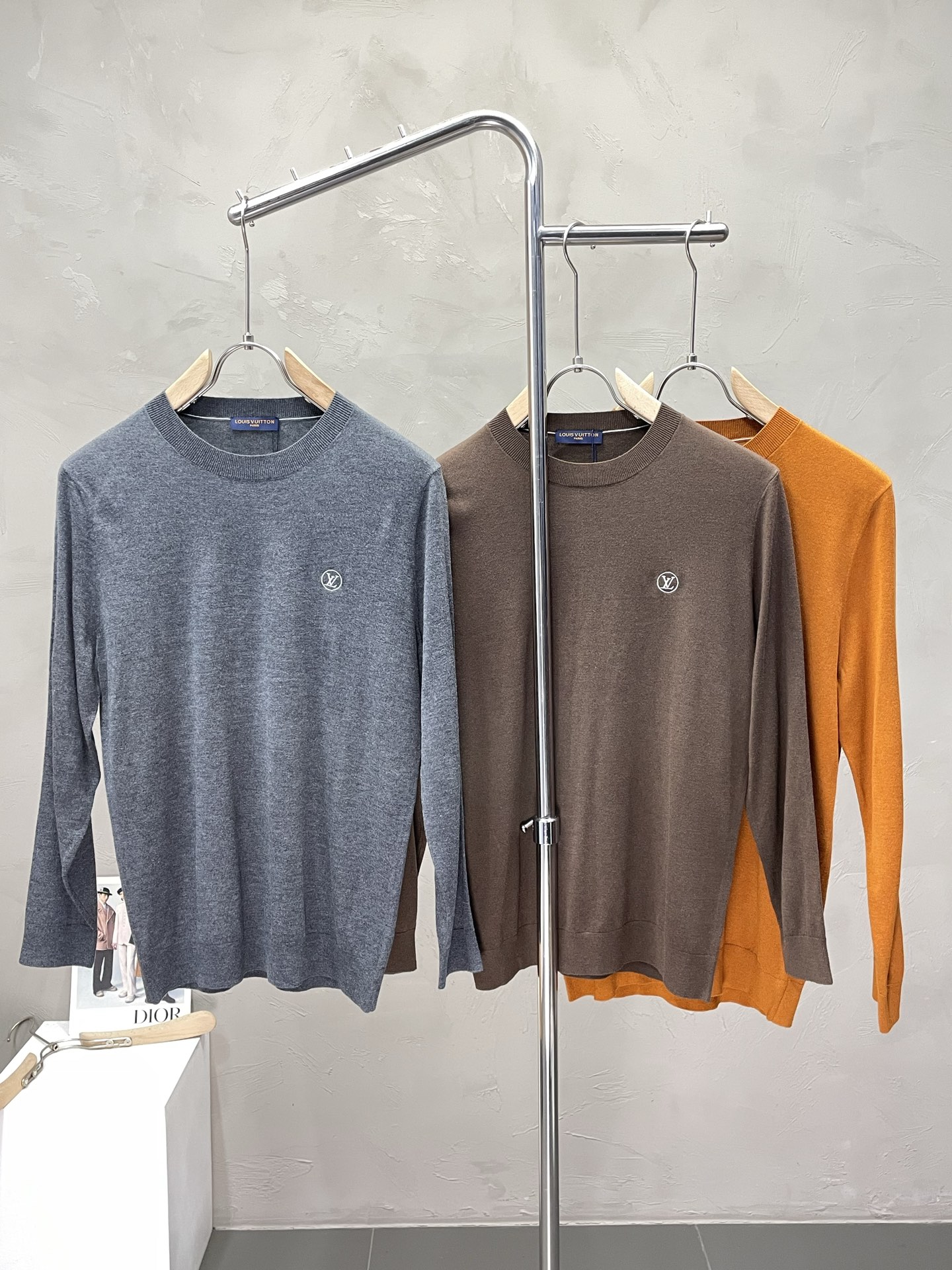 NO:519163,.Louis Vuitton exclusively offers the latest fashionable long-sleeved jackets with a classic design and superb appearance, and the quality is even more unscrupulous. You can buy it directly. You can't get it wrong! Through the detailed pictures, you can feel its powerful aura, and the warm-concentration effect is significant, so you don’t have to worry about the chill at all! It is both fashionable and functional, and the whole style looks more luxurious and elegant! Size M-4XL, louis vuitton,louis vuitton,jackets & coats,alexander wang19860909.Louis Vuitton路易威登独家专供最新时尚长袖 经典设计感与颜值爆棚的外套,品质更是无法挑剔品控可以直接入手,不容过错的高端臻品！通过细节图片便可感受到它强悍的气场,聚温保暖效果显著,完全不用担心会有一点寒意！时尚与功能性兼备,整款显得更加的奢华大气！ 尺码M-4XL,,louis vuitton,louis vuitton,jackets & coats,alexander wang,Men's clothing