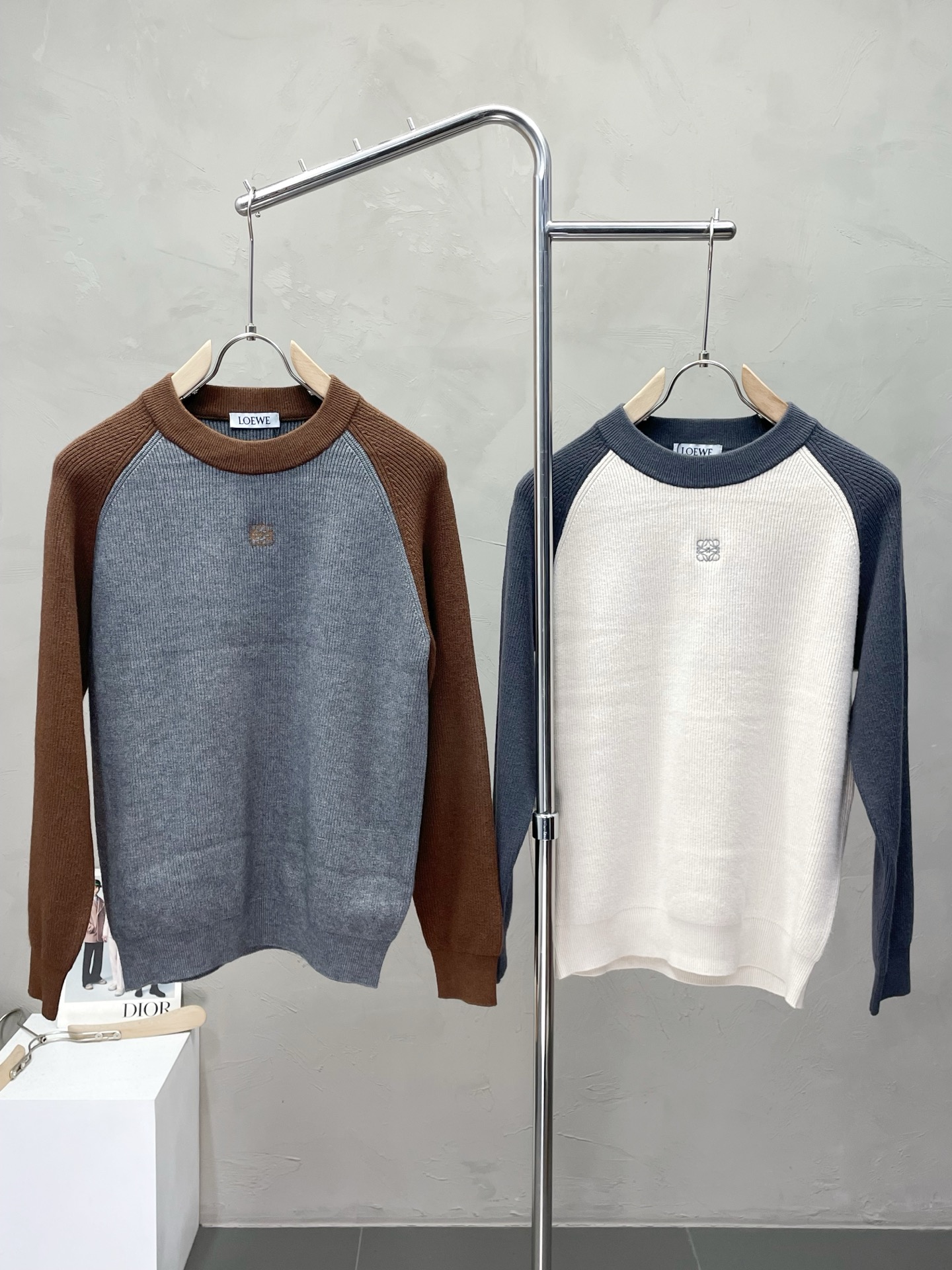 NO:519169,.LOEWE exclusively offers the latest fashionable pullover sweaters. A jacket with a classic design and appearance, and the quality is even more unscrupulous. You can buy it directly. You can't get it wrong! Through the detailed pictures, you can feel its powerful aura, and the warm-concentration effect is significant, so you don’t have to worry about the chill at all! It is both fashionable and functional, and the whole style looks more luxurious and elegant! Size M-4XL, loewe, loewe, jackets & coats, sweaters, alexander wang19860909.LOEWE罗意威独家专供最新时尚套头毛衣 经典设计感与颜值爆棚的外套,品质更是无法挑剔品控可以直接入手,不容过错的高端臻品！通过细节图片便可感受到它强悍的气场,聚温保暖效果显著,完全不用担心会有一点寒意！时尚与功能性兼备,整款显得更加的奢华大气！ 尺码M-4XL,,loewe,loewe,jackets & coats,sweaters,alexander wang,Men's clothing