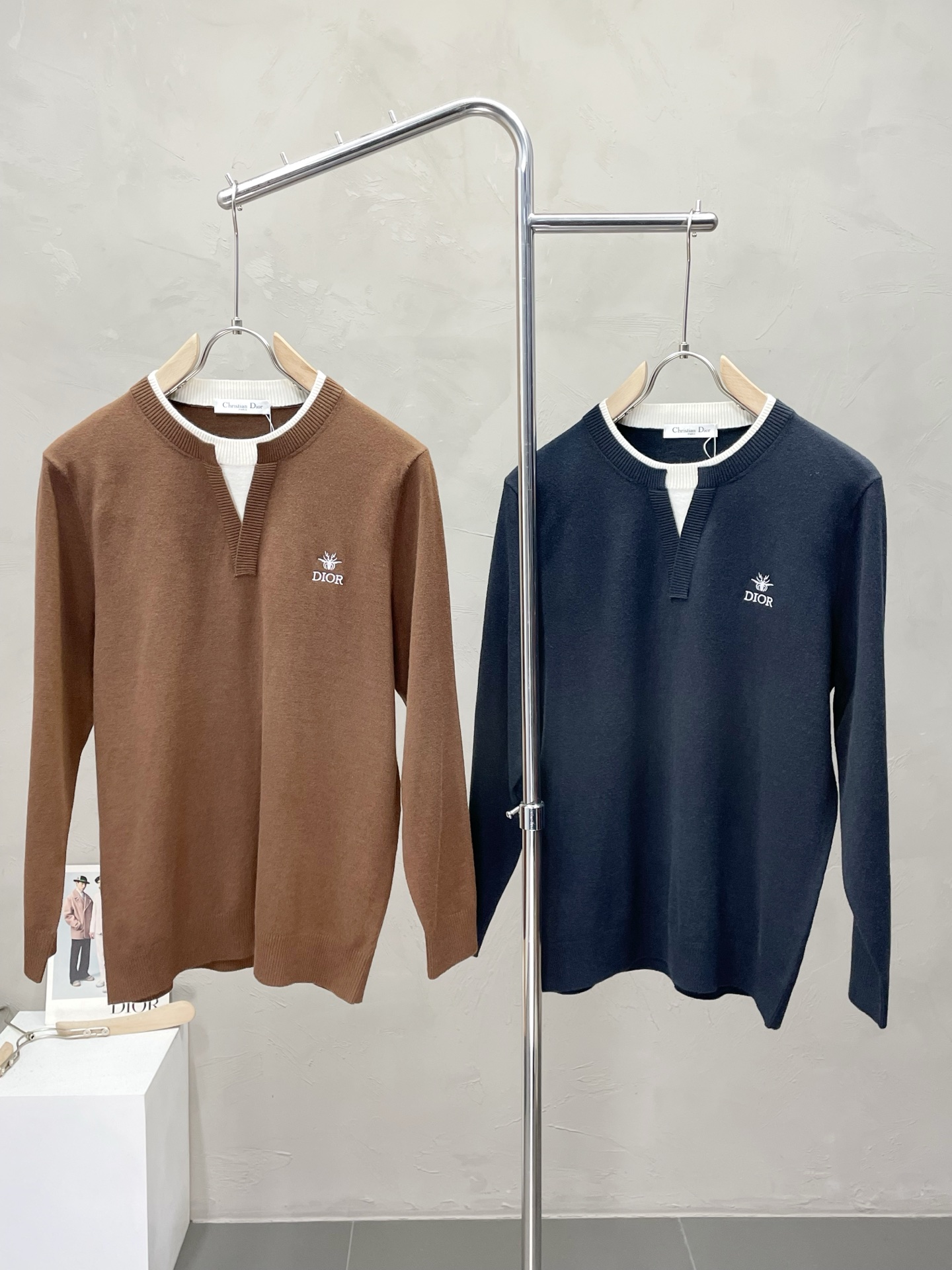 NO:519146,.Dior exclusively offers the latest fashionable pullover sweaters. A jacket with a classic design and great appearance. It is even more difficult to pick and quality control. You can buy it directly. You can't get it wrong! Through the detailed pictures, you can feel its powerful aura, and the warm-concentration effect is significant, so you don’t have to worry about the chill at all! It is both fashionable and functional, and the whole style looks more luxurious and elegant! Size M-4XL, Dior, Dior, Jackets & coats, Sweaters, Alexander wang19860909.Dior迪奥独家专供最新时尚套头毛衣 经典设计感与颜值爆棚的外套,品质更是无法挑剔品控可以直接入手,不容过错的高端臻品！通过细节图片便可感受到它强悍的气场,聚温保暖效果显著,完全不用担心会有一点寒意！时尚与功能性兼备,整款显得更加的奢华大气！ 尺码M-4XL,,dior,dior,jackets & coats,sweaters,alexander wang,Men's clothing